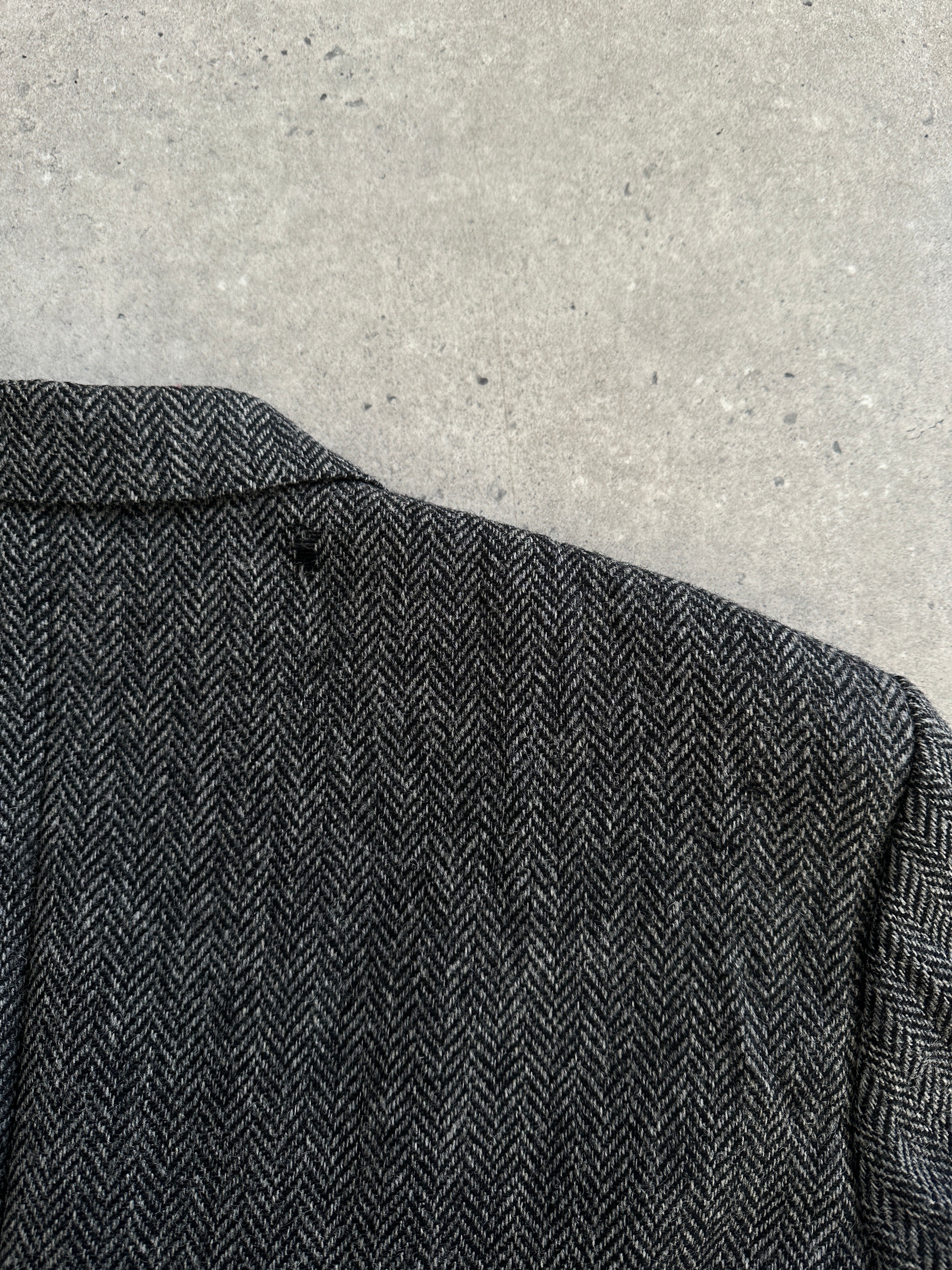 Burberry 1990s pure wool herringbone blazer in size 46R/XXL, tailored single-breasted design with classic pattern and structured fit.