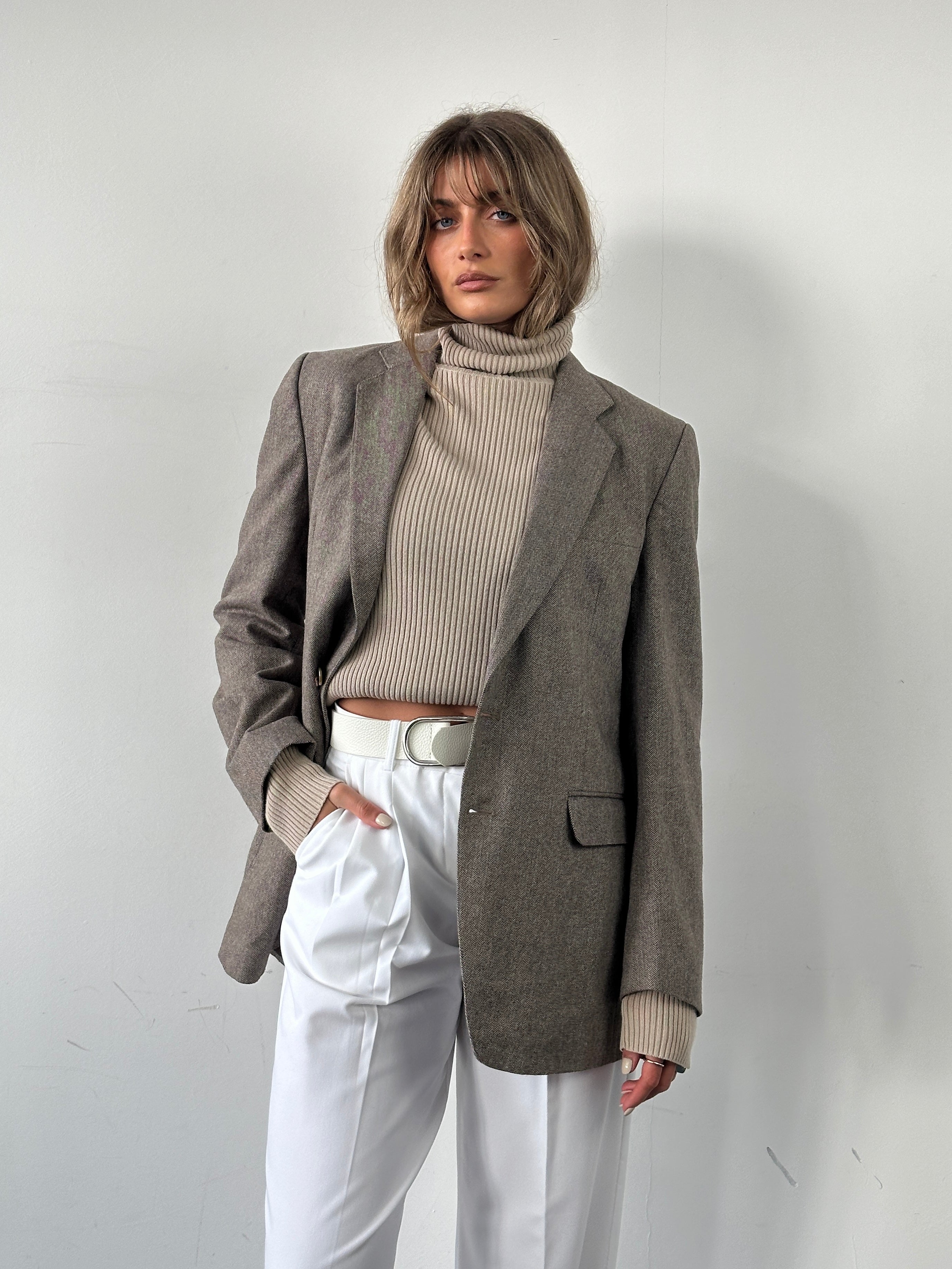 Vintage herringbone blazer in size 40/M, tailored fit with classic pattern, shown on a hanger with detailed fabric texture.