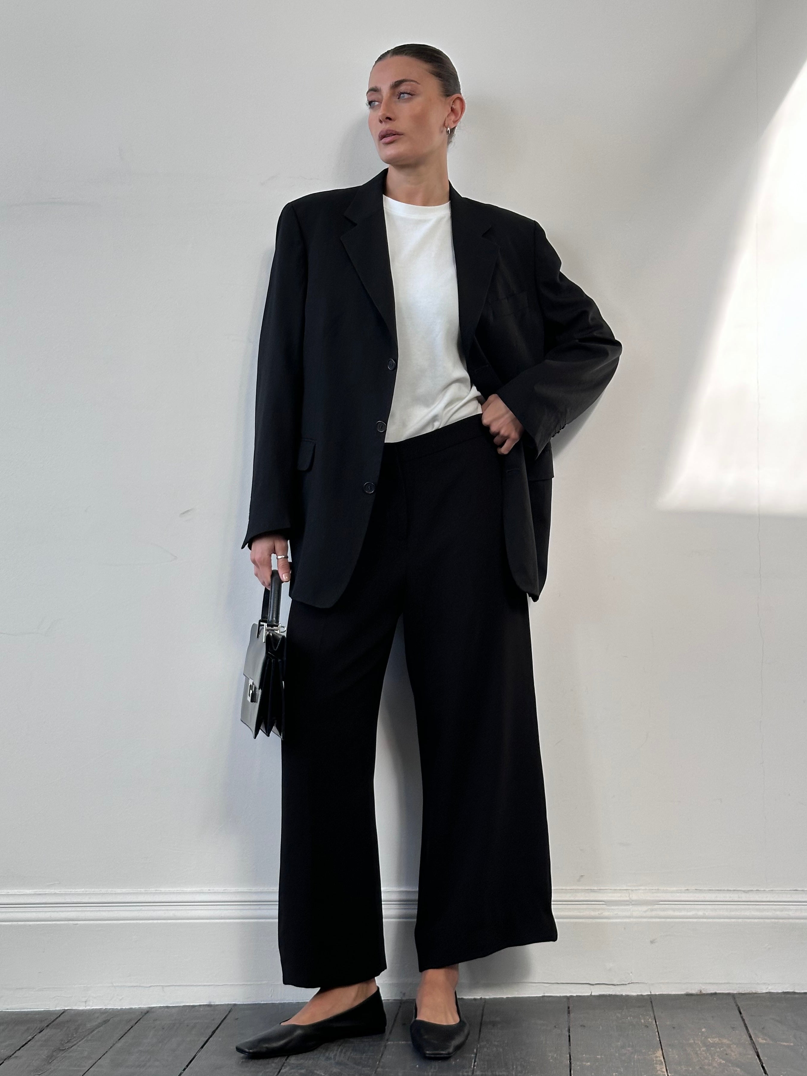 Max Mara Weekend wide-leg culottes in W32, high-waisted shorts with flowy fabric and relaxed fit, displayed on a hanger.