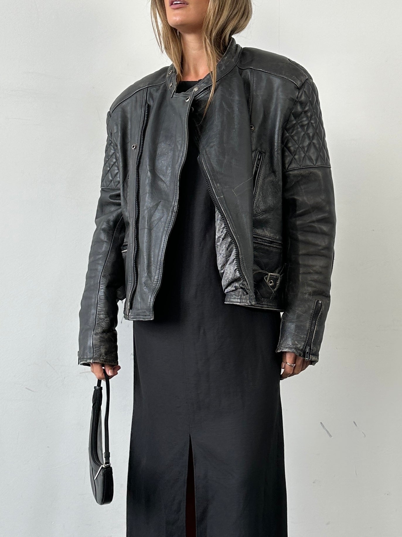 Vintage distressed motorcycle leather jacket in size L/XL, featuring rugged design and classic styling from the Vintage brand.