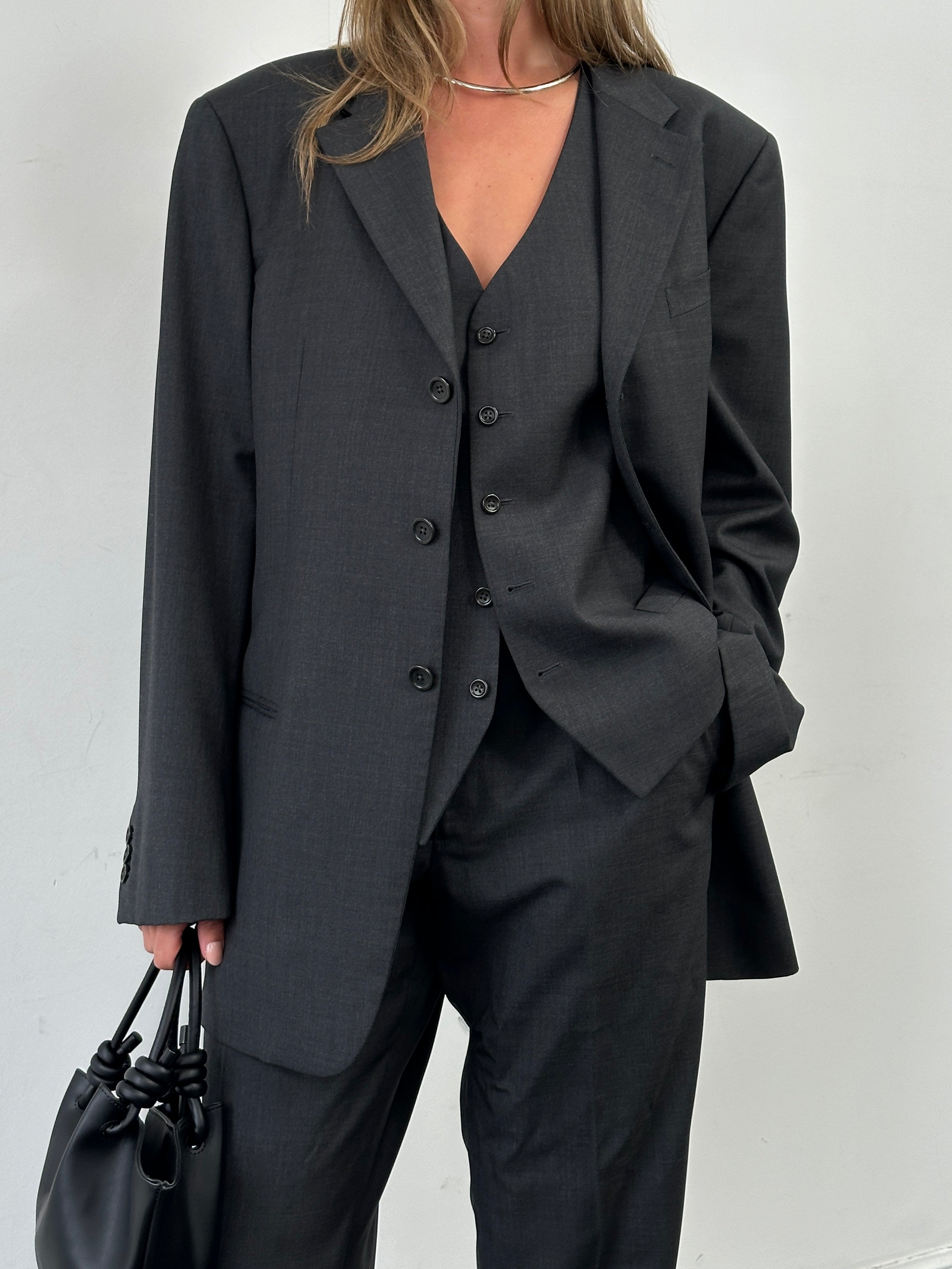 Armani Collezioni men's single-breasted three-piece suit in pure wool, size 46R/W36, displayed on a mannequin.