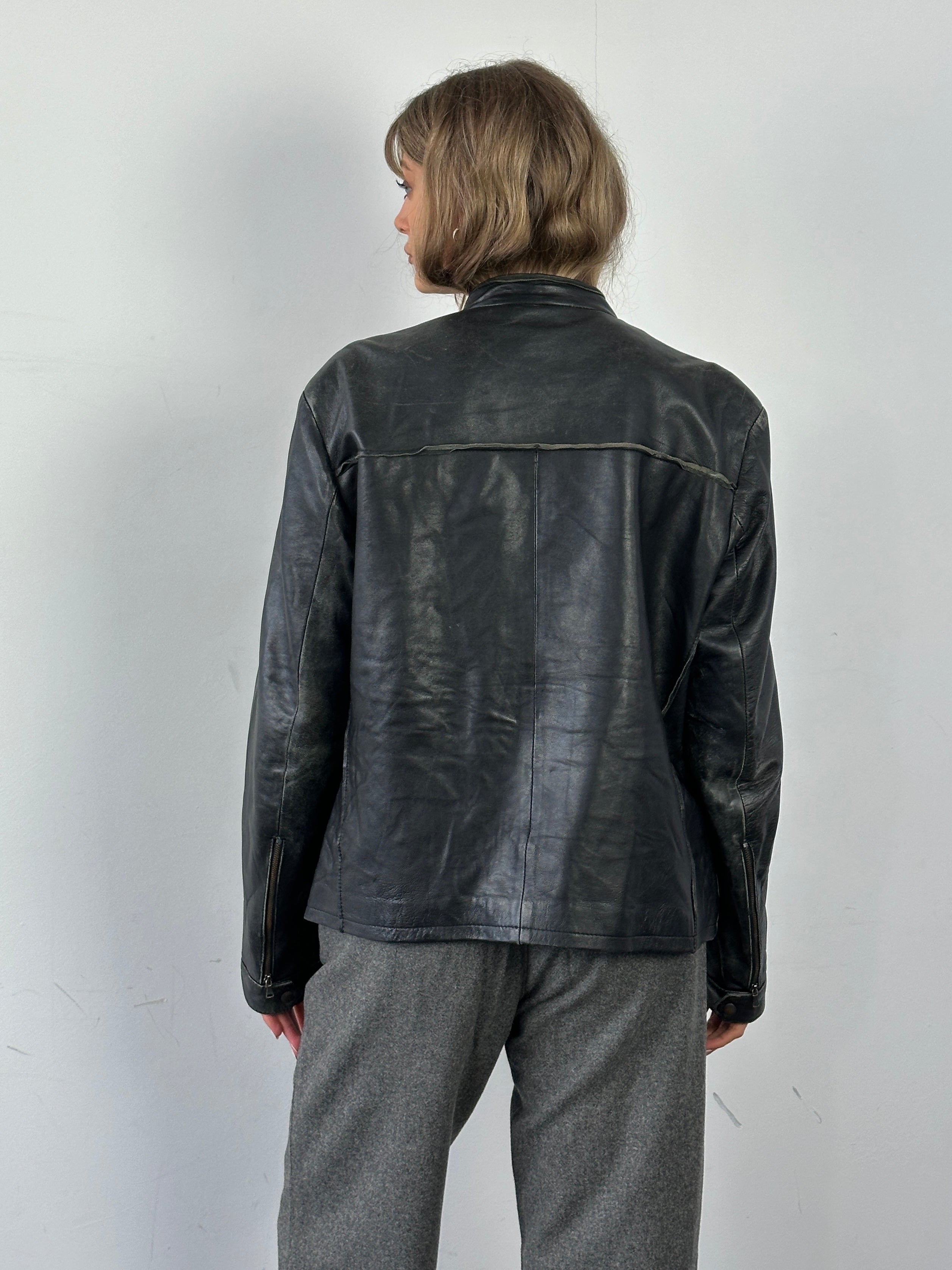Vintage Italian double zip leather jacket in size M, featuring classic design and high-quality leather.