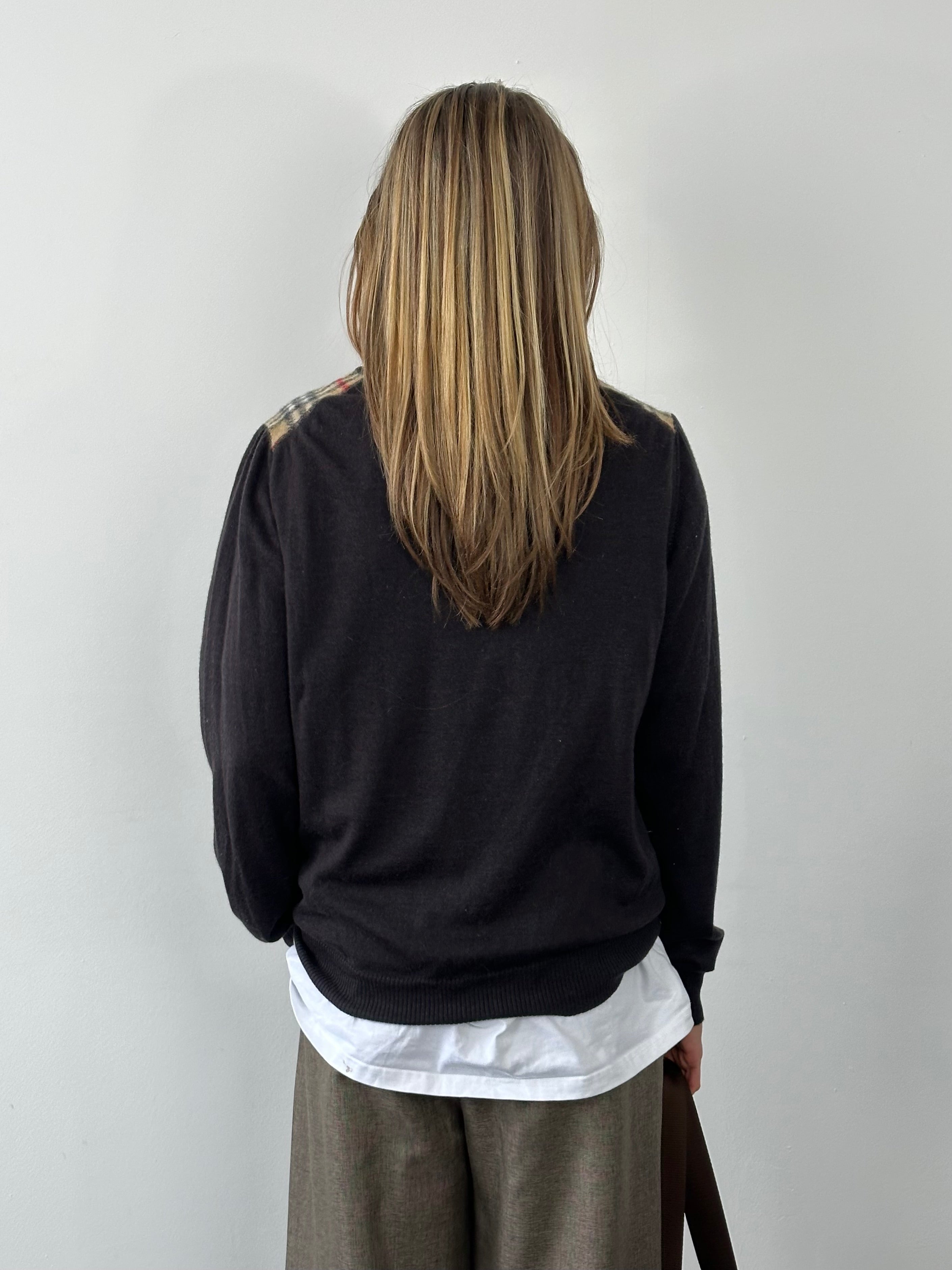 Burberry London wool knit jumper in size M, featuring a classic design with a textured pattern and ribbed cuffs.