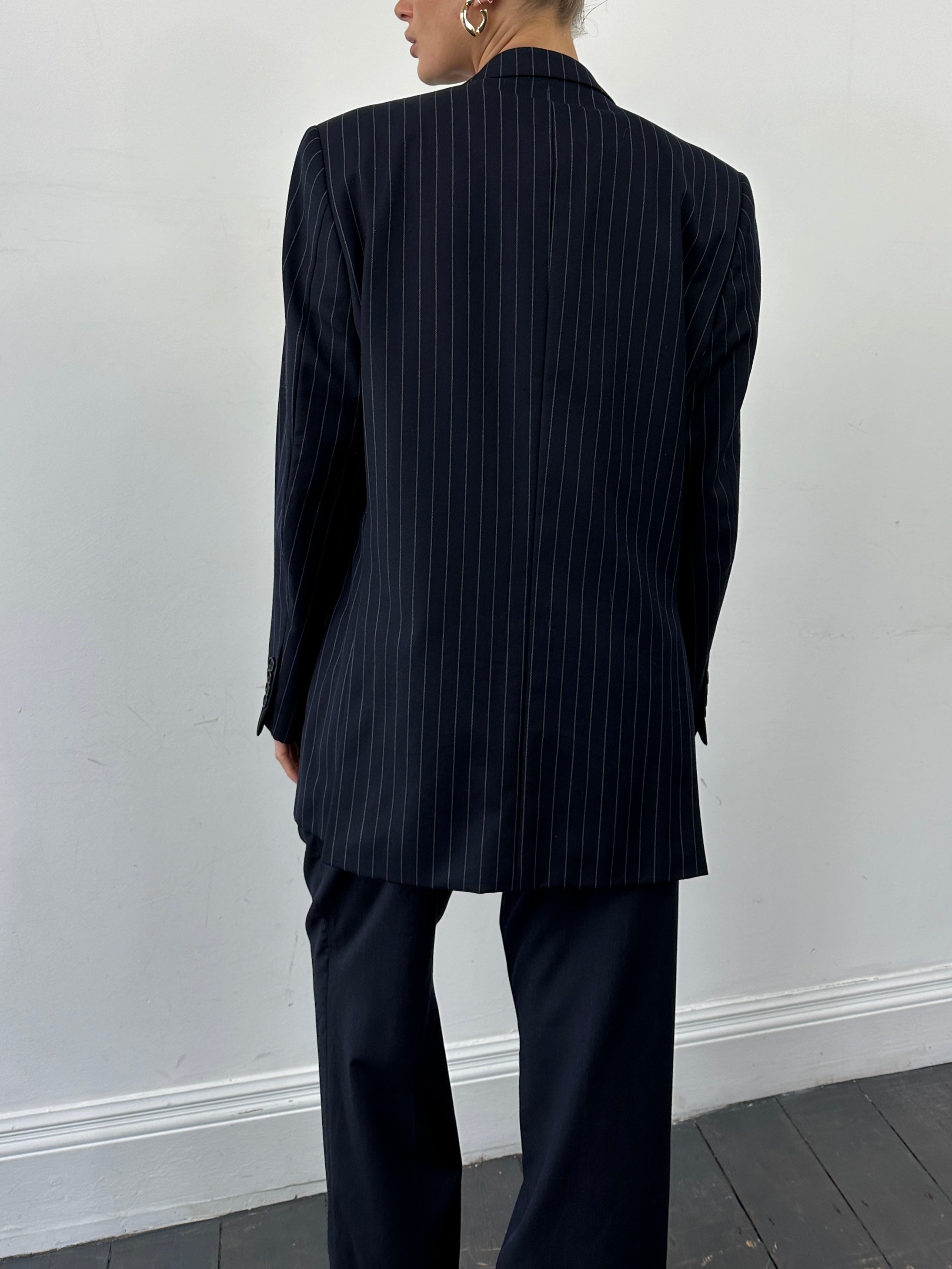 Vintage pinstripe wool blazer with single-breasted design and 42R/XL fit, featuring classic tailoring and a vintage style.