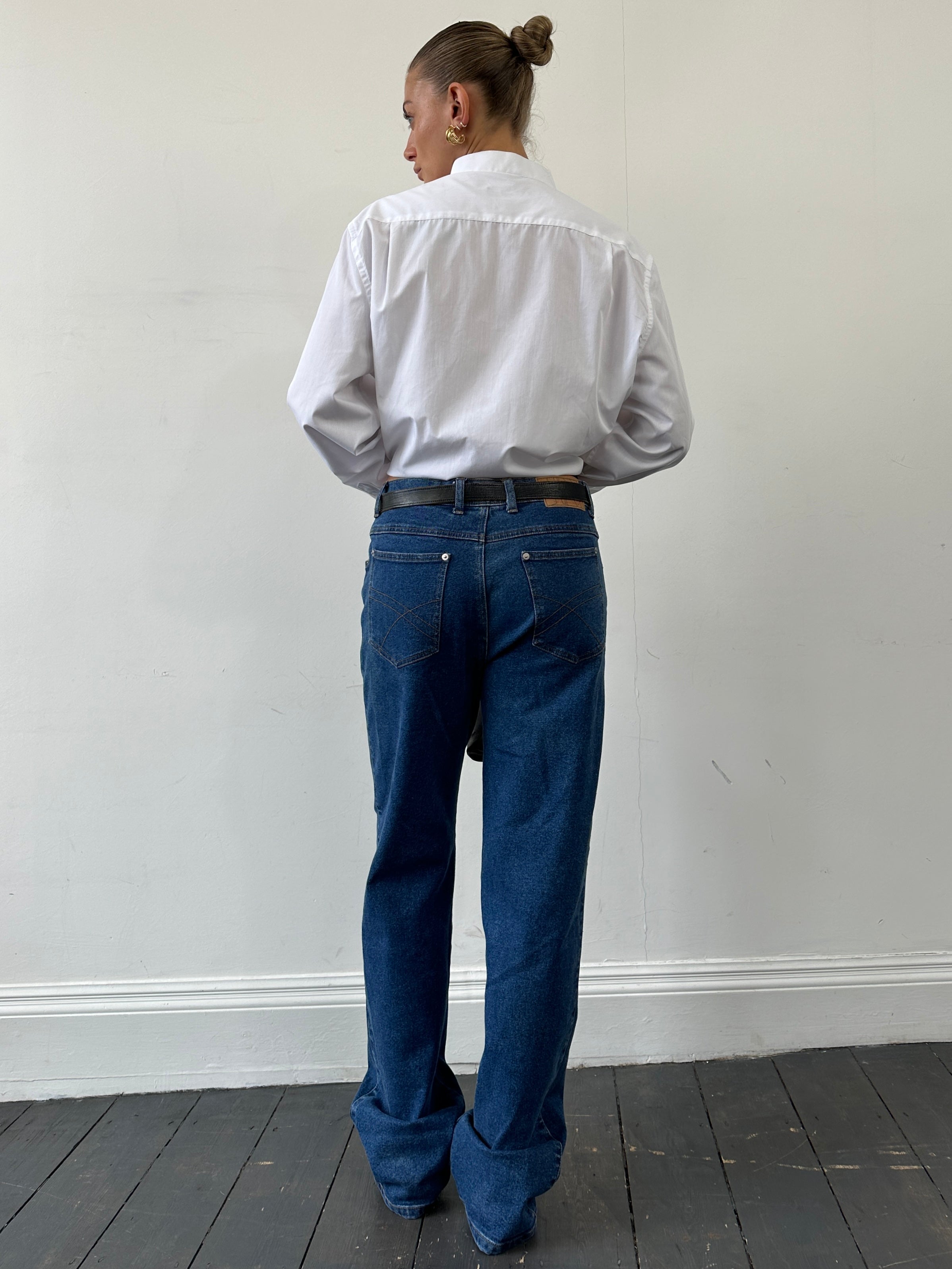 Vintage high waisted straight leg denim jeans with W32 fit, showcasing classic blue denim and vintage styling.