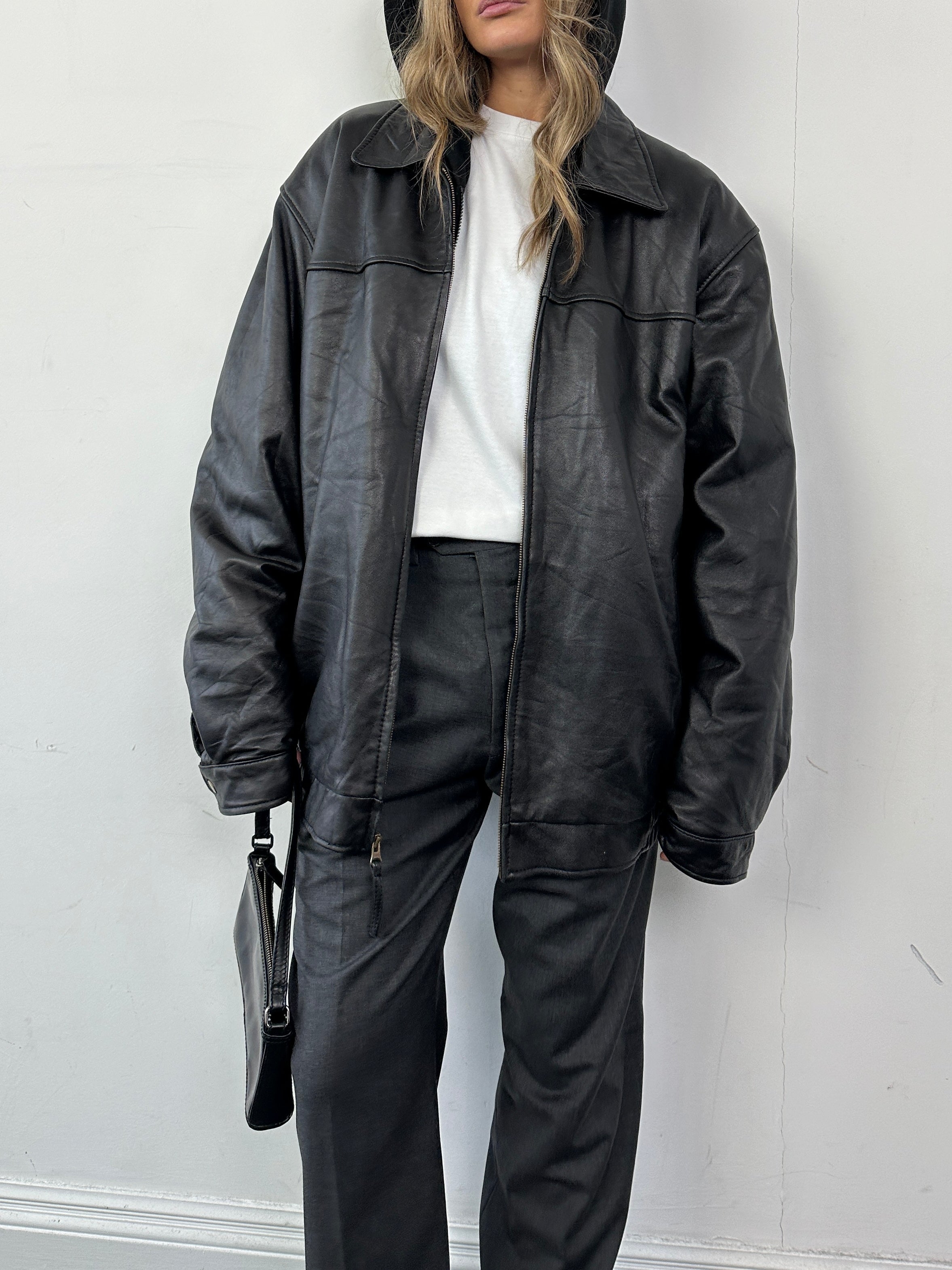 Vintage Leather Bomber Jacket in XL/XXL with minimal design, featuring a classic collar, front zipper, and sleek leather finish.