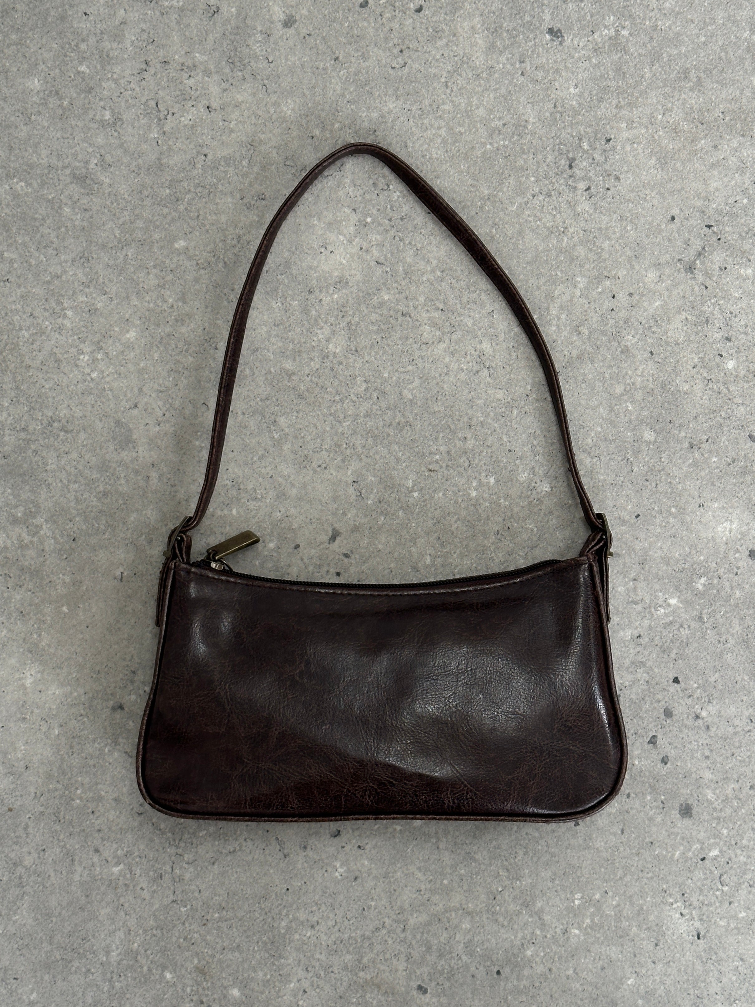 Vintage faux leather shoulder bag with adjustable strap, featuring a classic design and subtle stitching details.