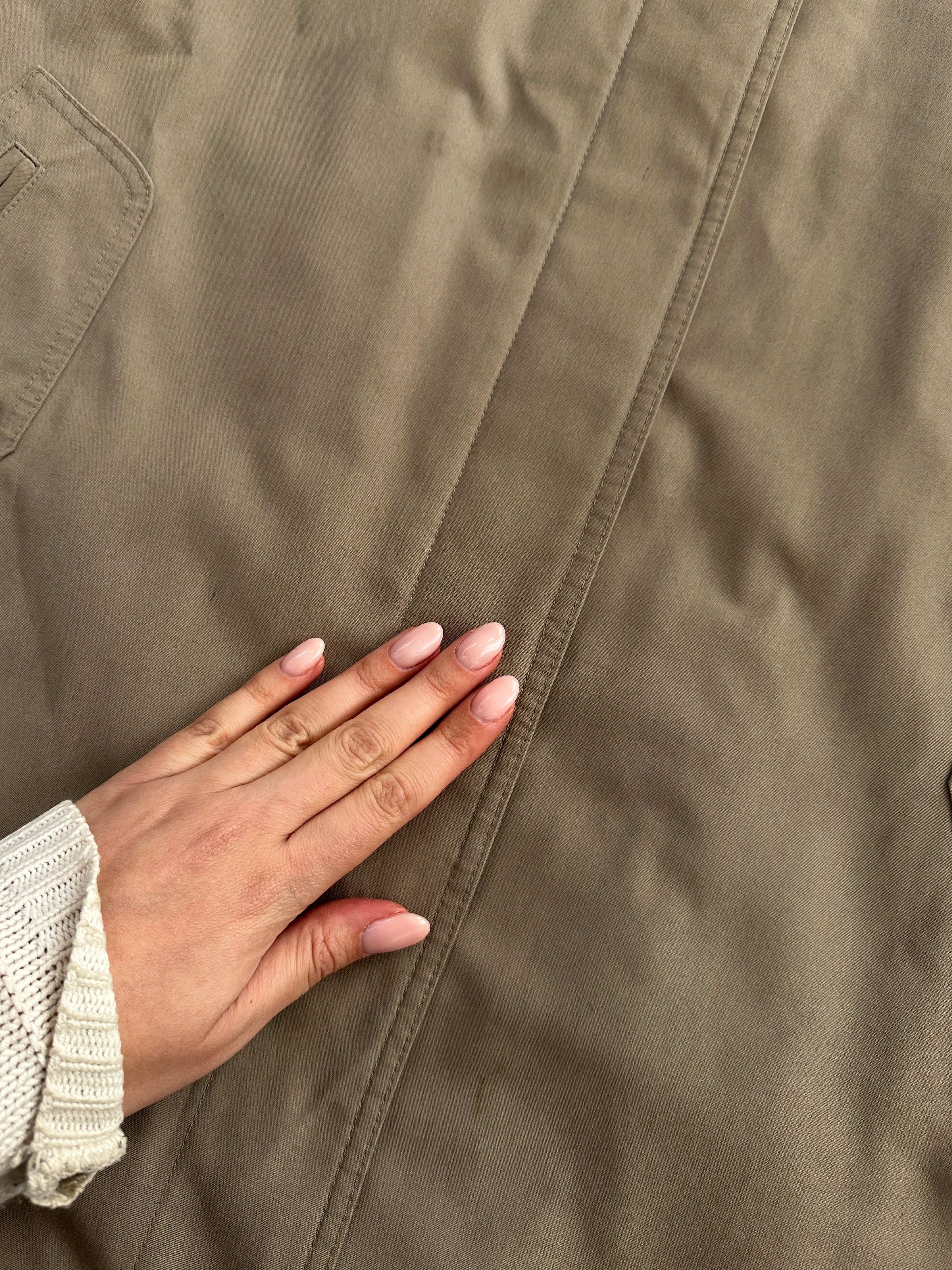 Vintage water-resistant trench coat with concealed placket, featuring a classic design in size M/L, perfect for rain protection.