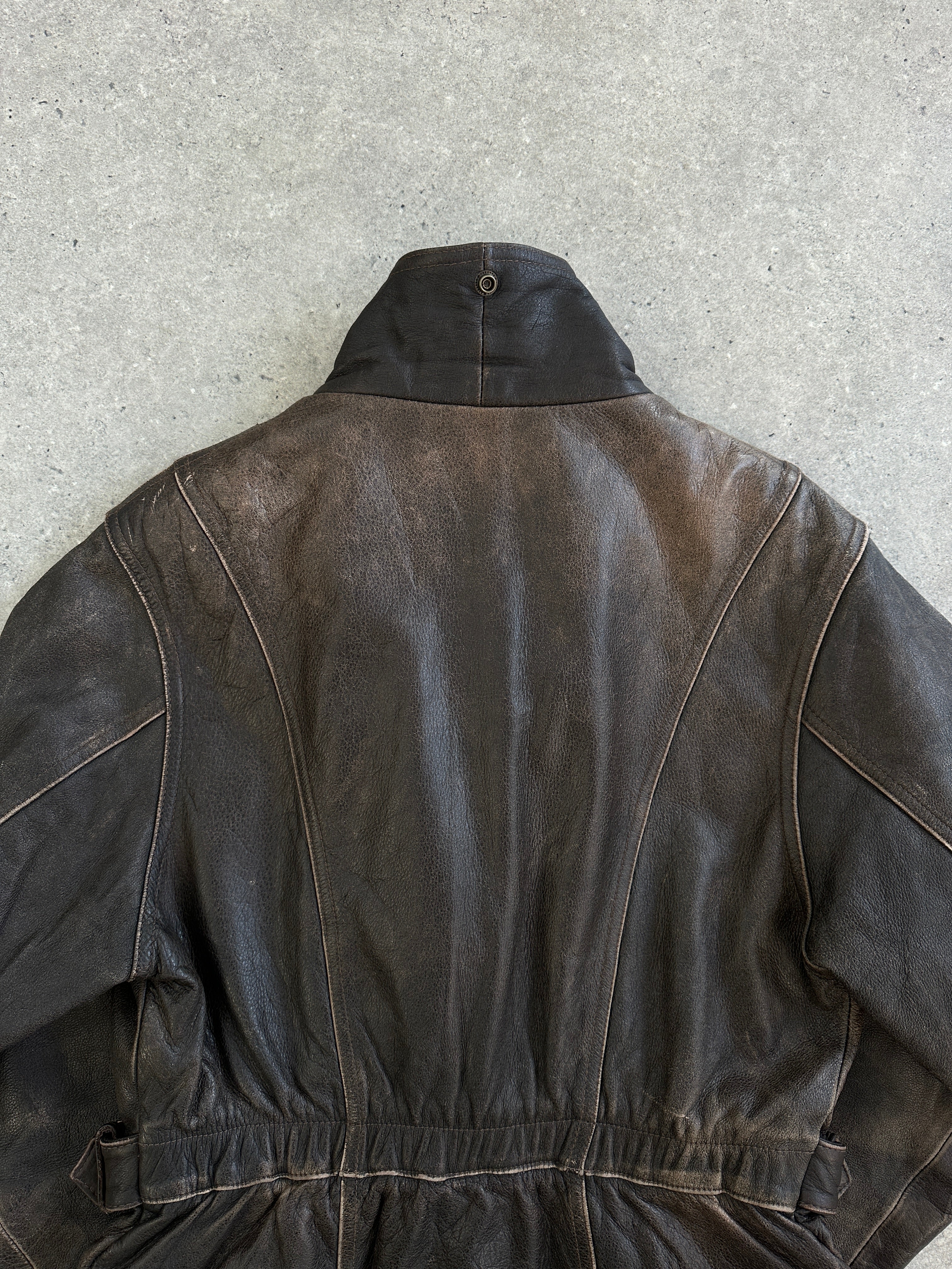 Vintage 1990s aged aviator leather jacket in size M, featuring distressed brown leather and classic pilot style details.