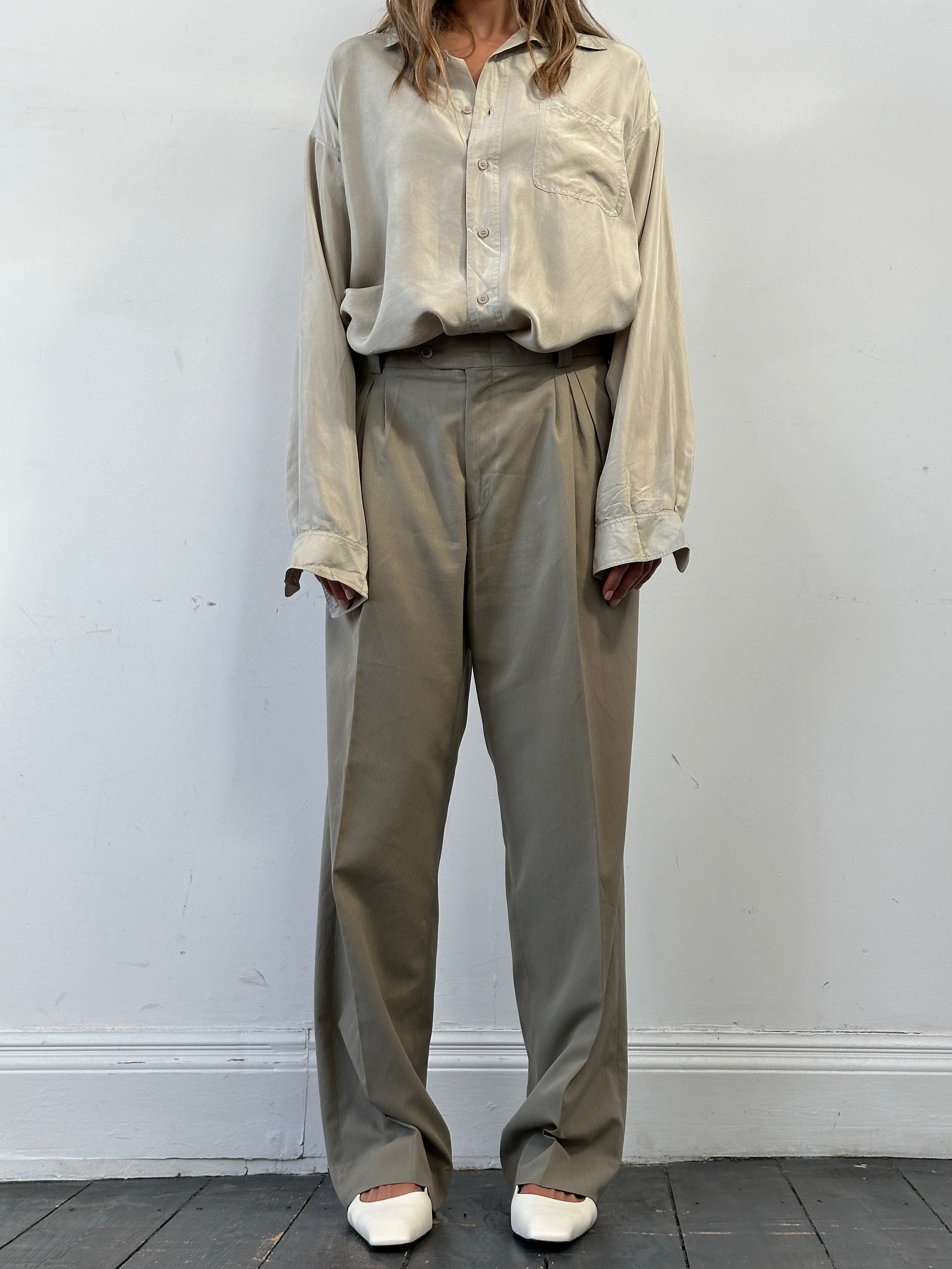 Vintage Italian tailored pleated straight-leg trousers in size W34, featuring classic design and high-quality fabric.