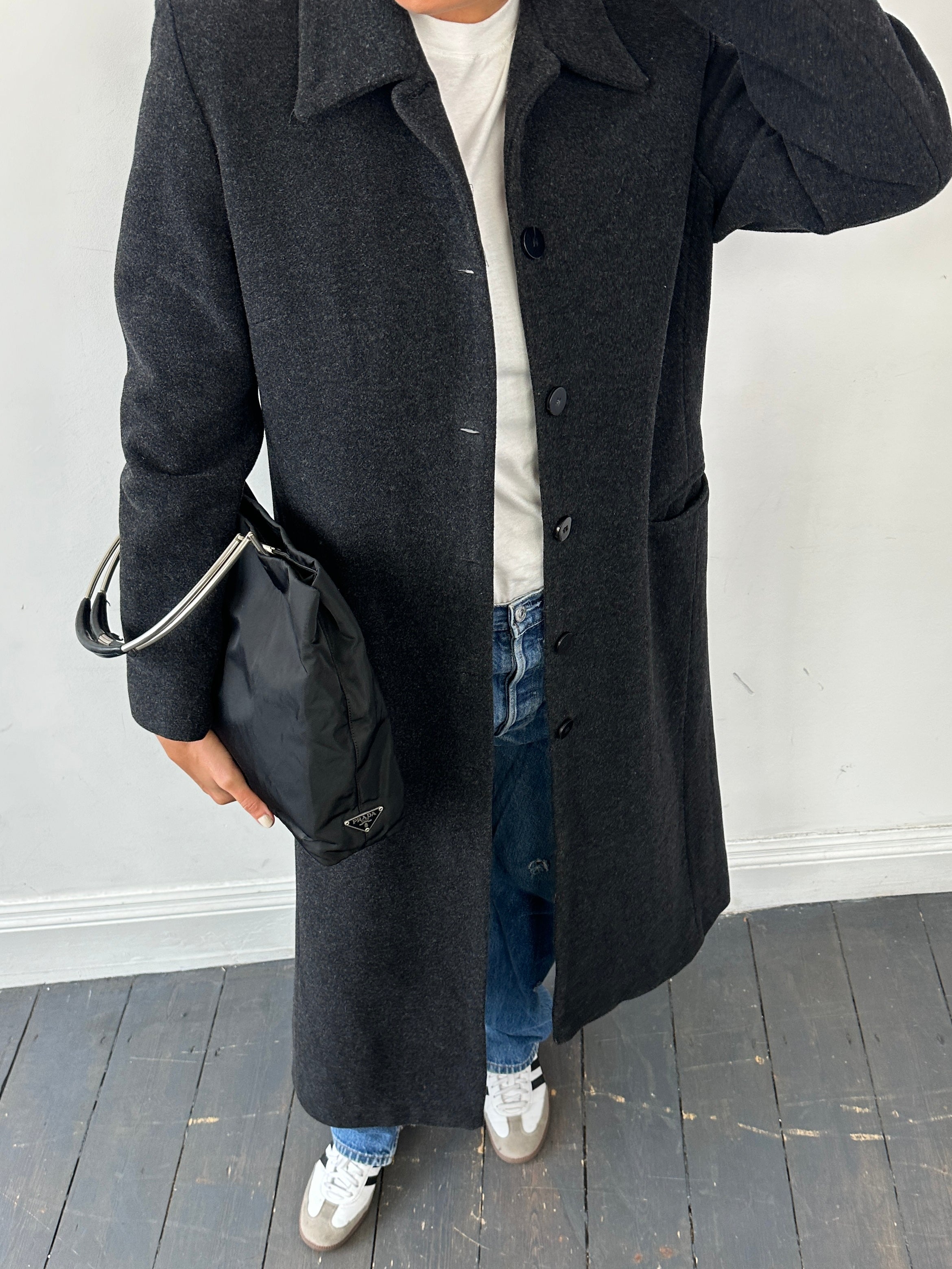 Vintage wool coat, full-length, single-breasted design in size M, stylish and warm vintage outerwear for cold weather.