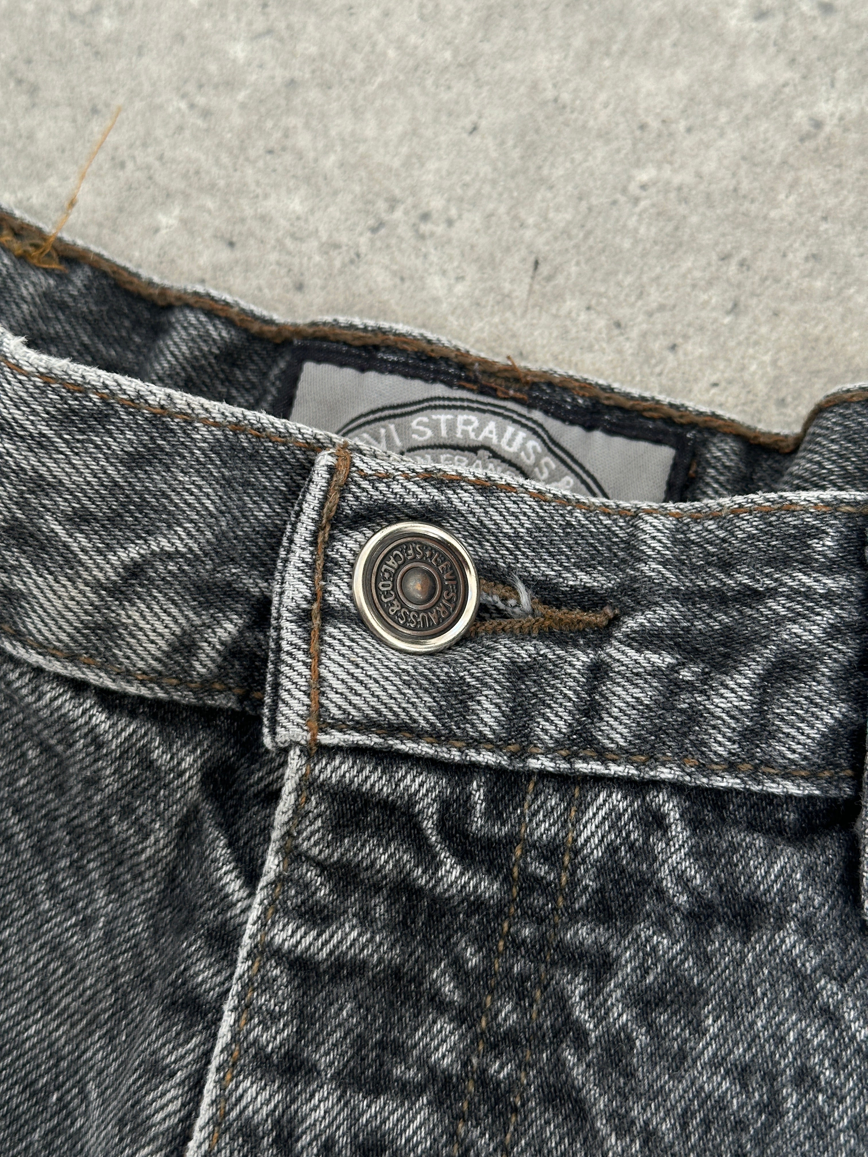 Levi’s 80s 727 Silver Tab loose fit denim jeans in W30, showing the relaxed fit, classic blue denim, and vintage style.