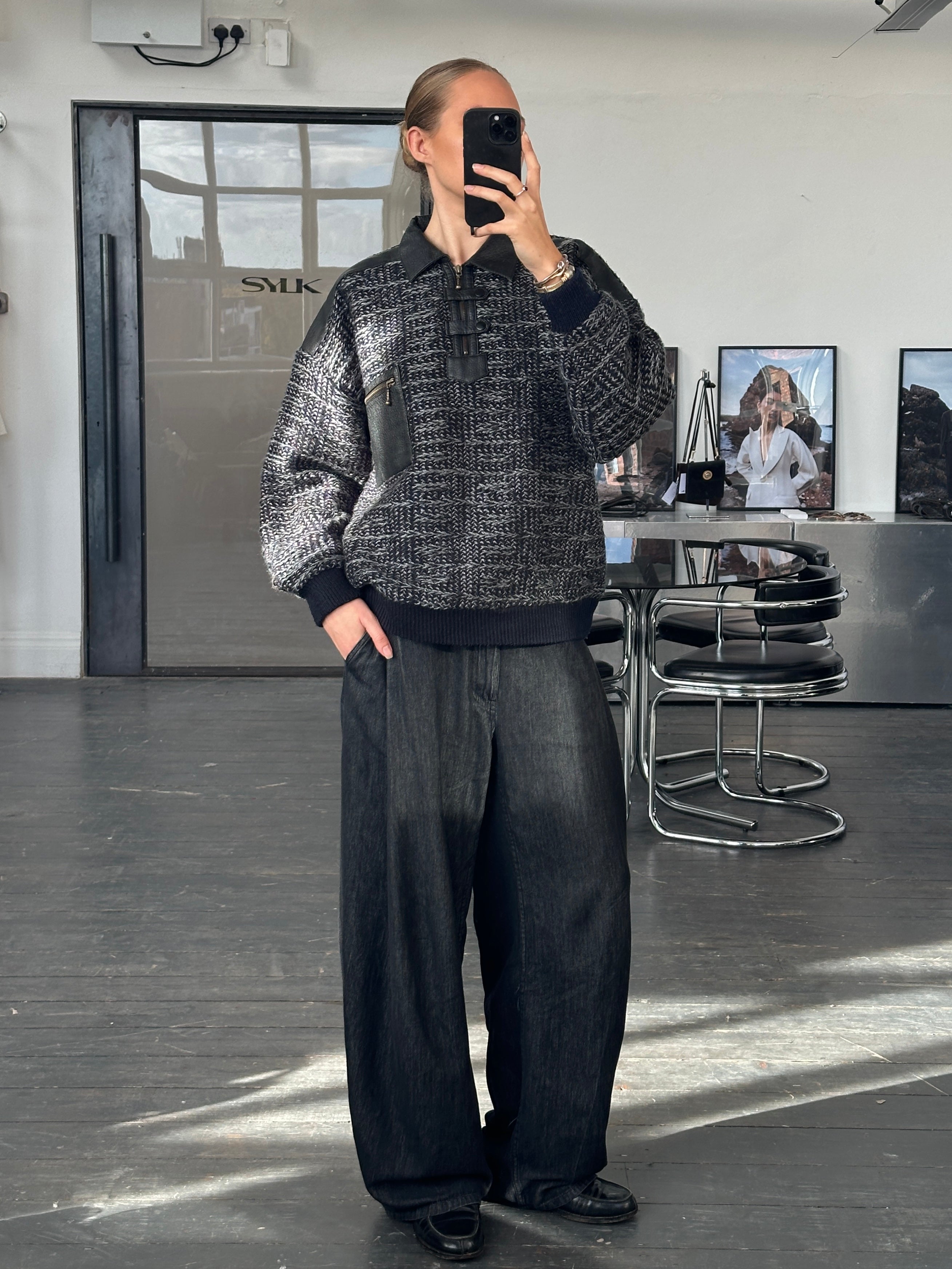 Vintage 1990s textured knitted polo jumper in size L/XL, featuring a classic design and cozy knit fabric.