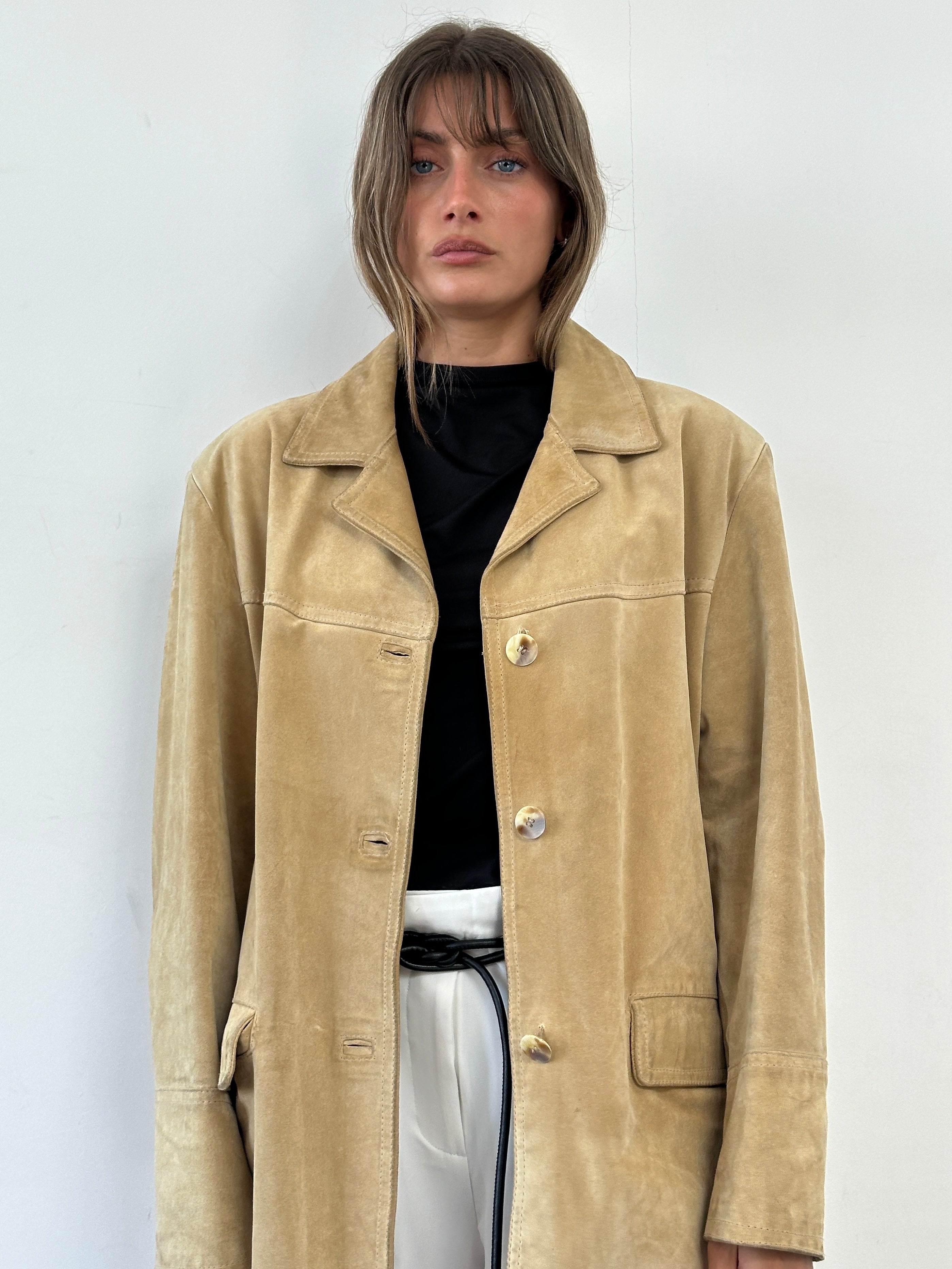 Vintage boxy suede jacket in size L/XL, featuring a classic fit and soft textured suede fabric.