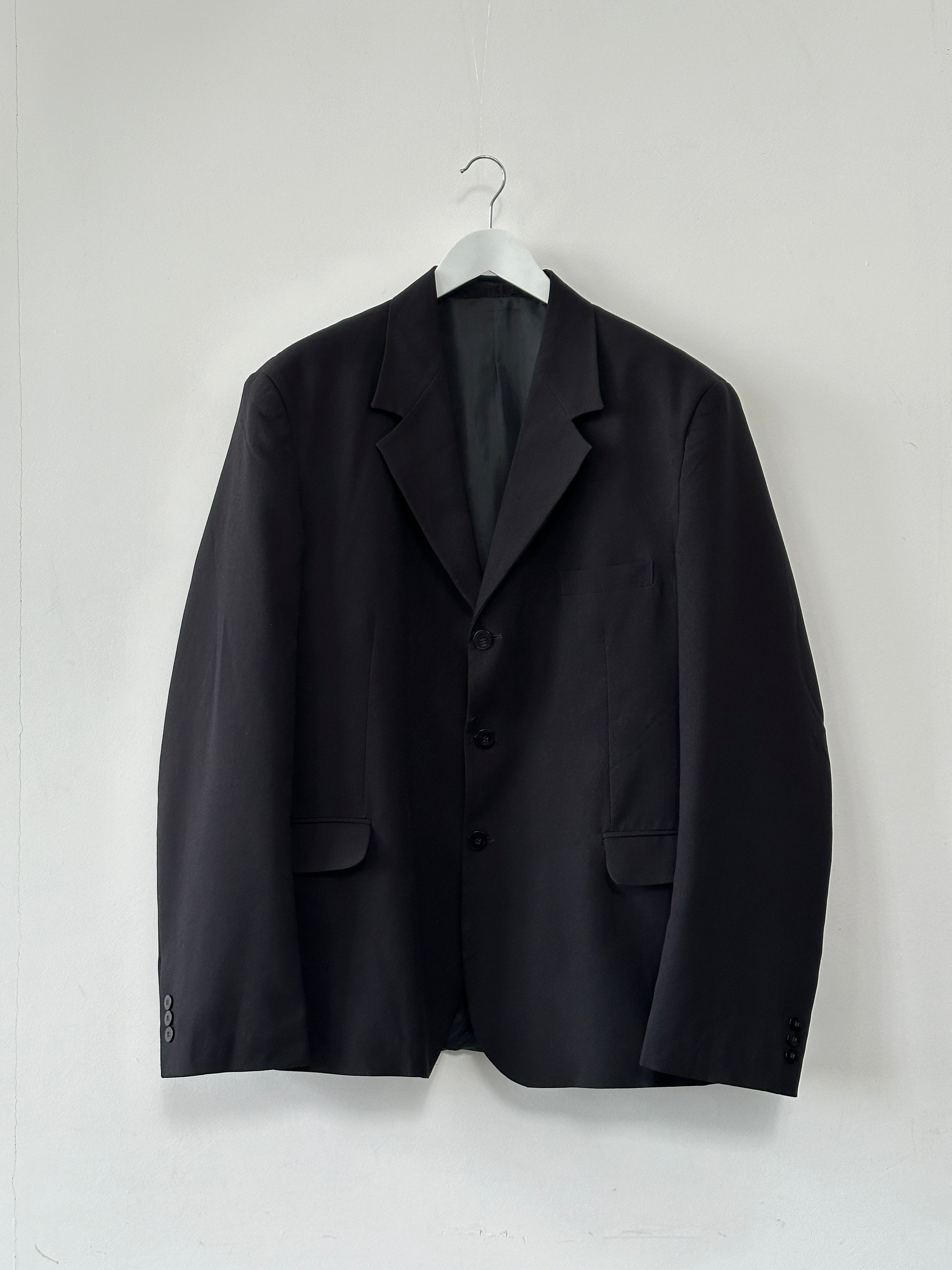 Vintage oversized single-breasted blazer in XL with classic design, featuring structured shoulders and a tailored fit.