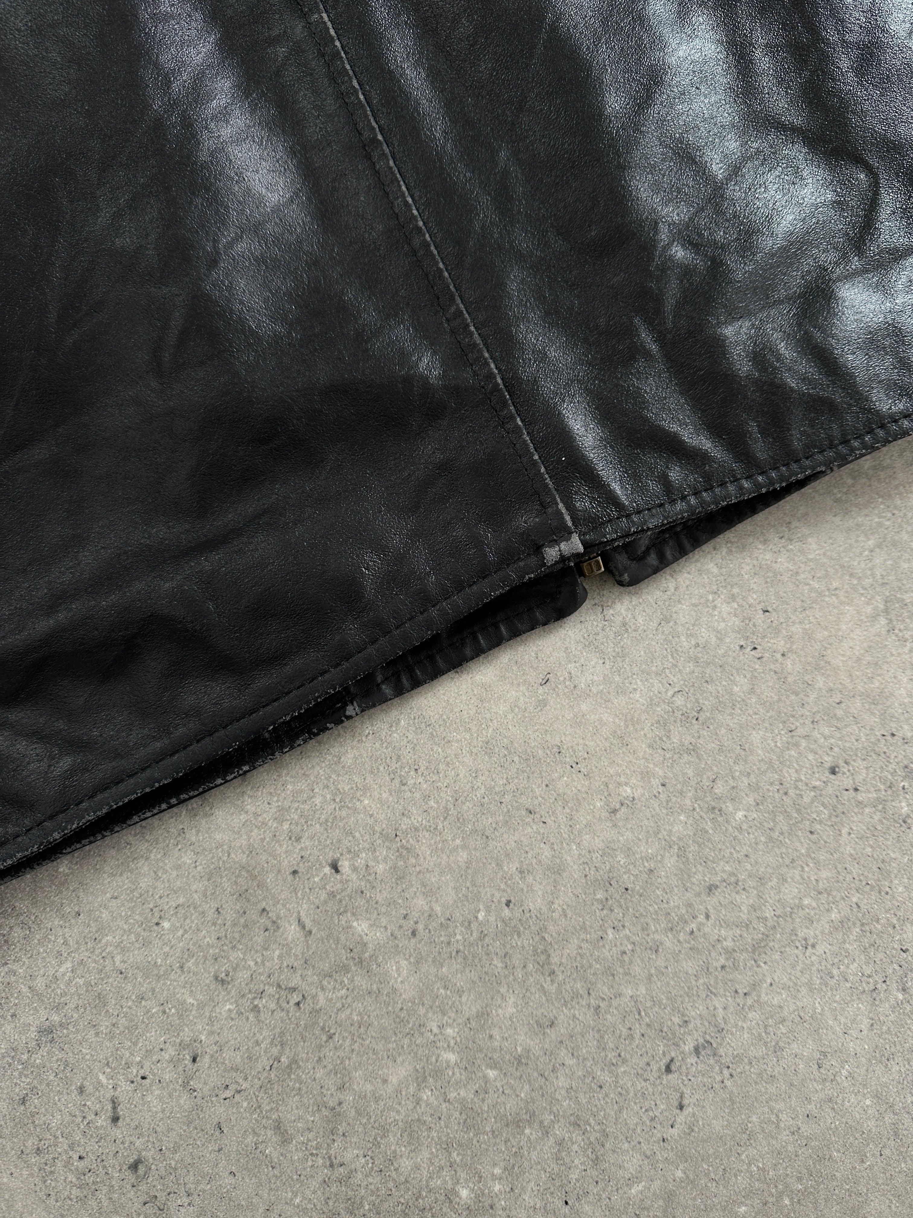 Vintage Italian leather jacket in size L, featuring classic vintage style and high-quality leather details.