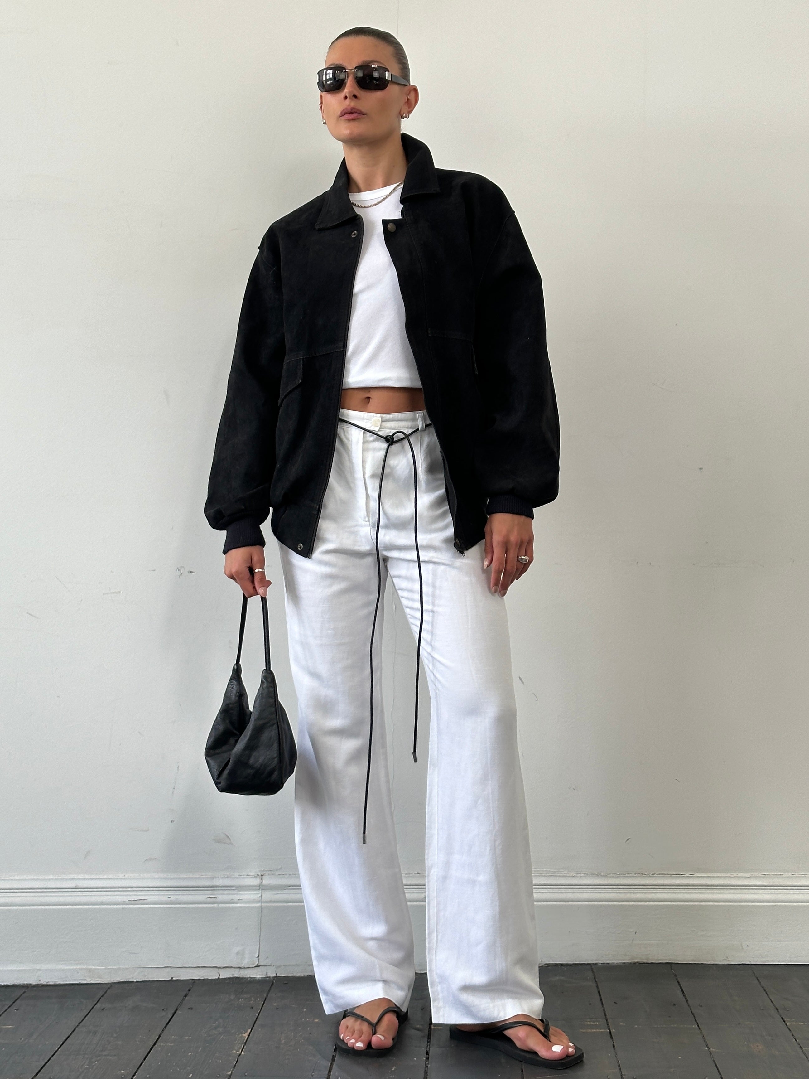 Vintage linen straight-leg high-waisted trousers with W28 fit, shown in natural fabric texture and classic style.