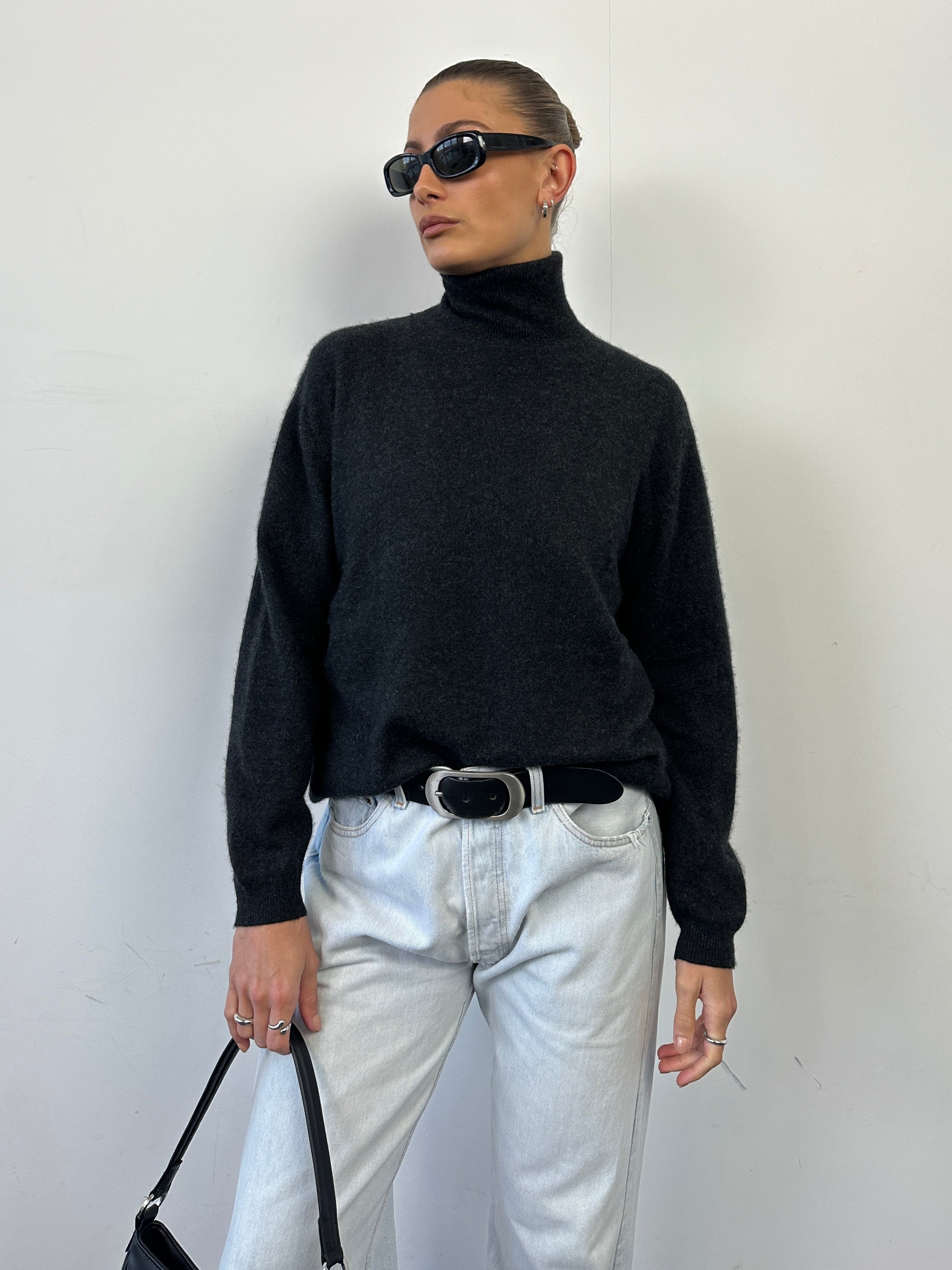 Vintage Italian pure cashmere roll neck jumper in size L, soft knitted sweater with classic design and cozy texture.