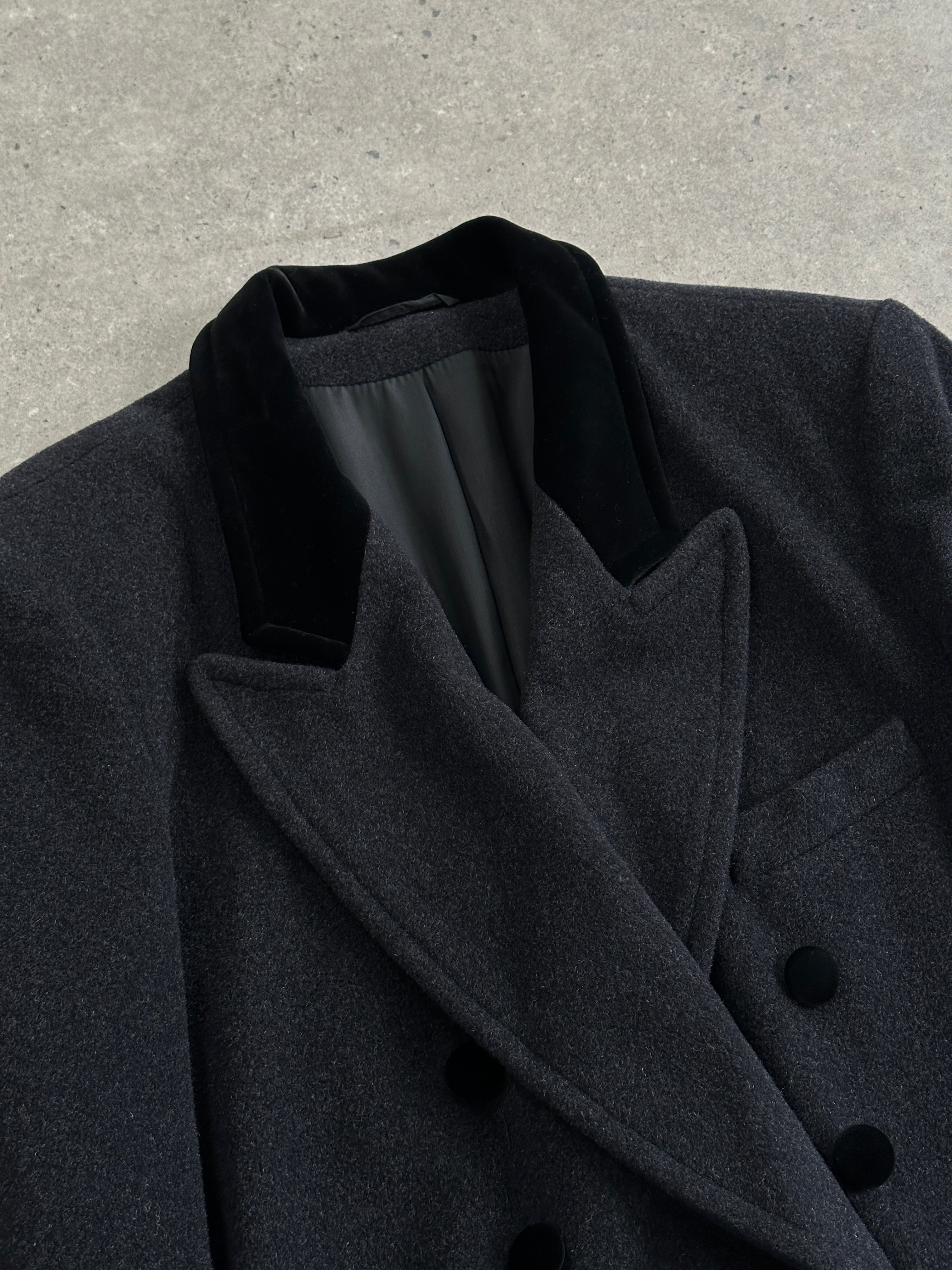 Vintage wool tuxedo double-breasted coat in size XL, showcasing classic lapels, buttons, and tailored fit in a vintage style.
