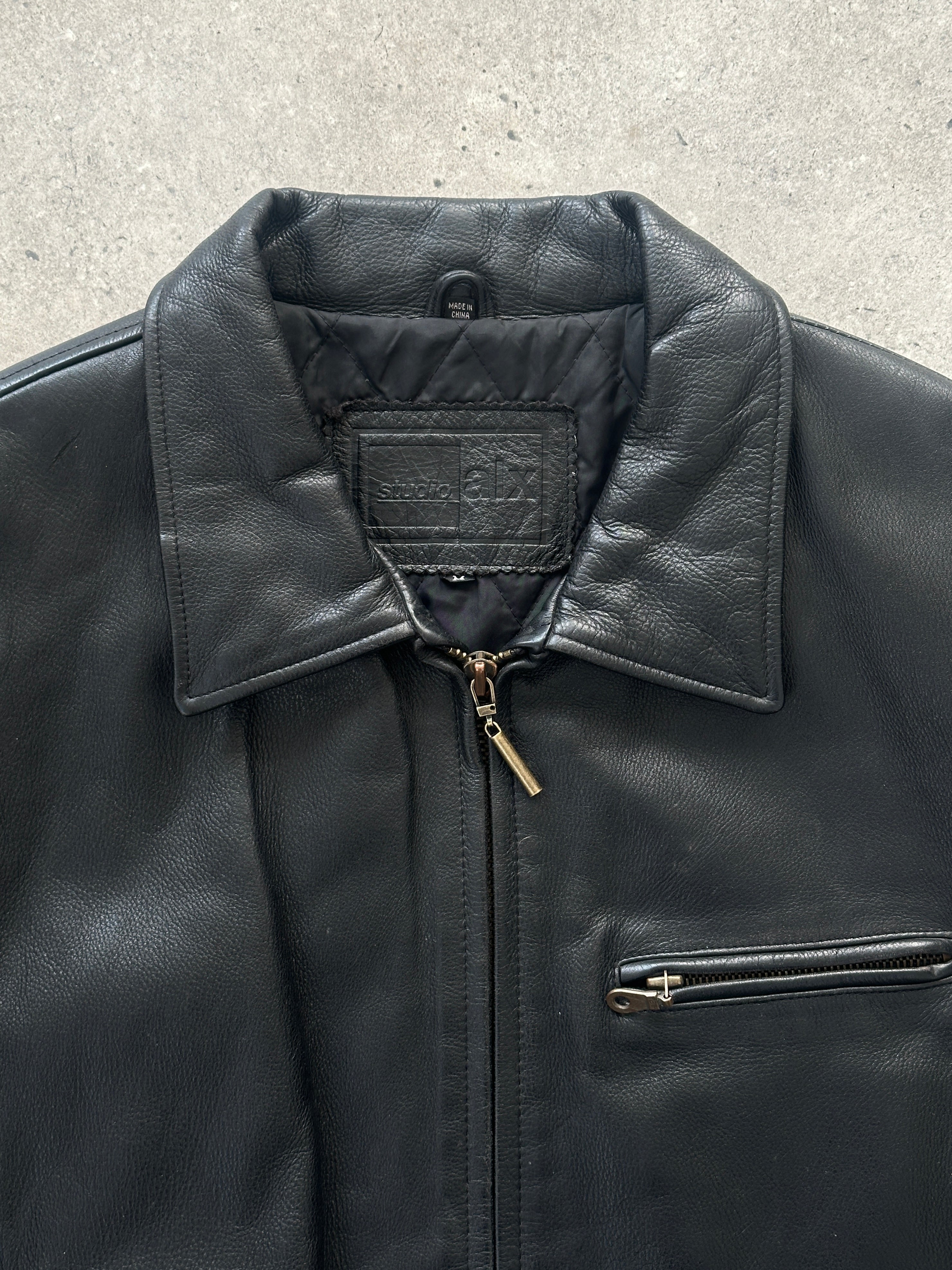 Vintage minimal leather jacket in size L, stylish and classic design, featuring smooth leather and clean lines.