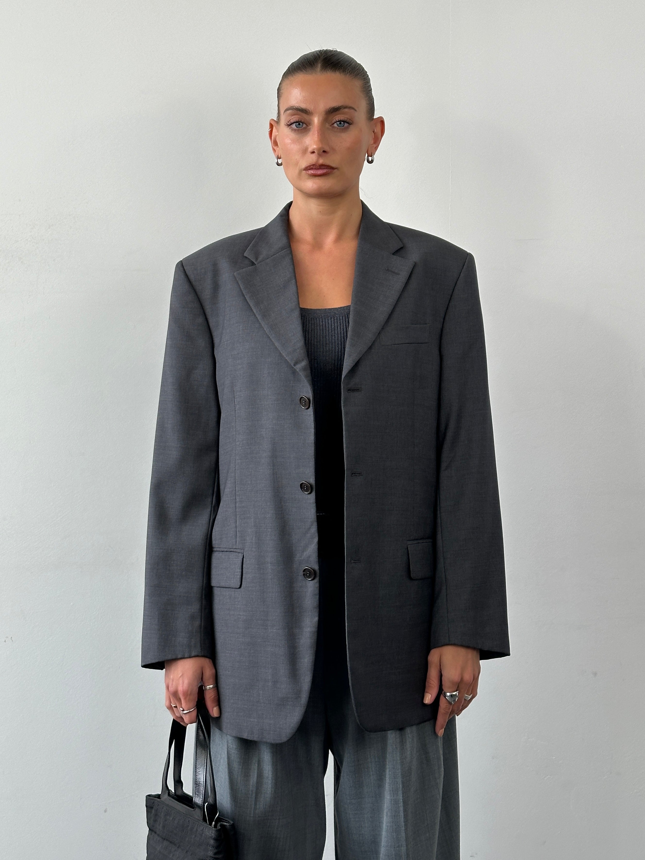 Gianfranco Ferre virgin wool single-breasted blazer in size 40R/L, tailored fit with notch lapel and classic design.