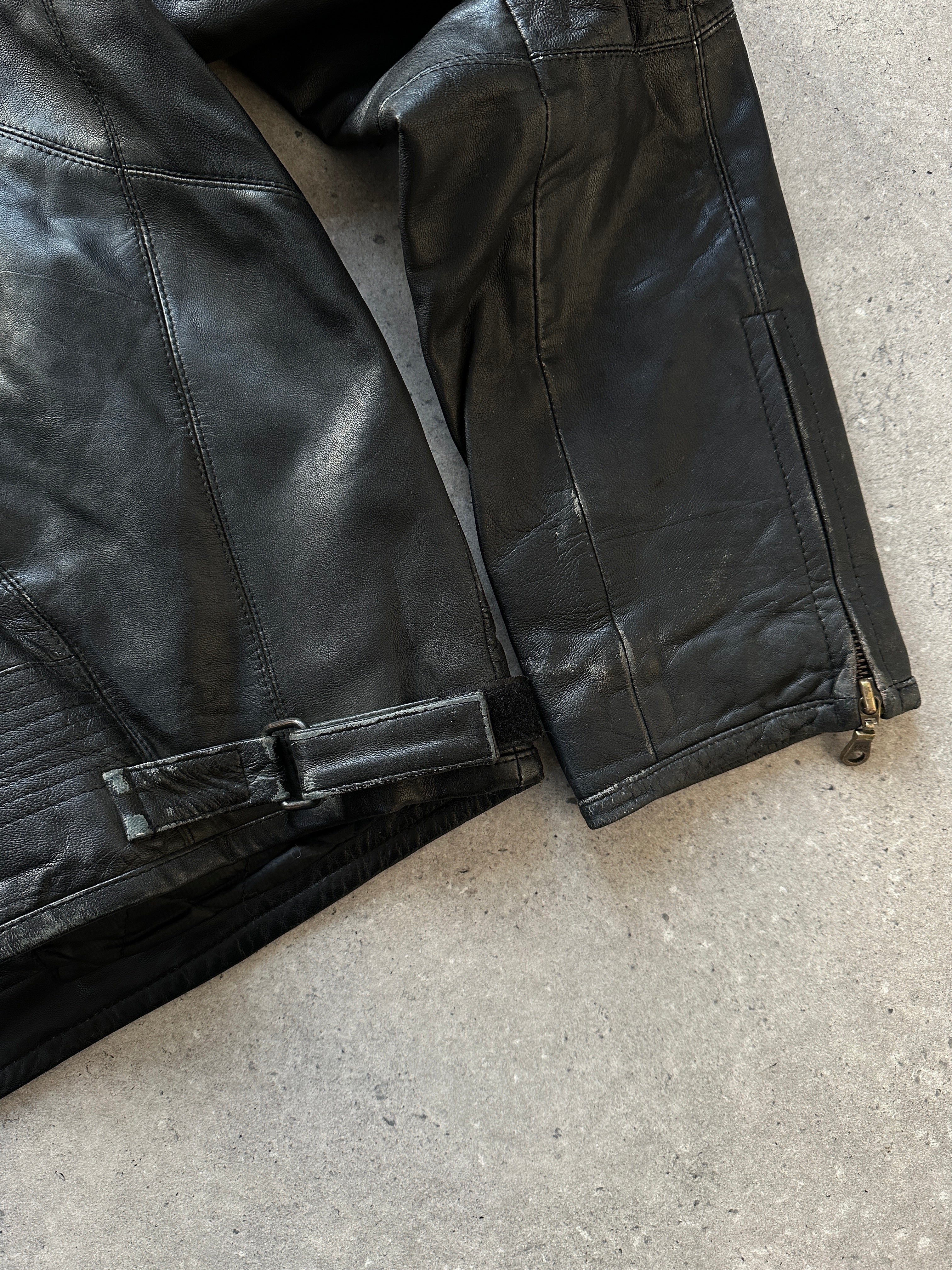 Conbipel leather jacket in size M/L, stylish men's outerwear with a sleek black leather finish and classic design.