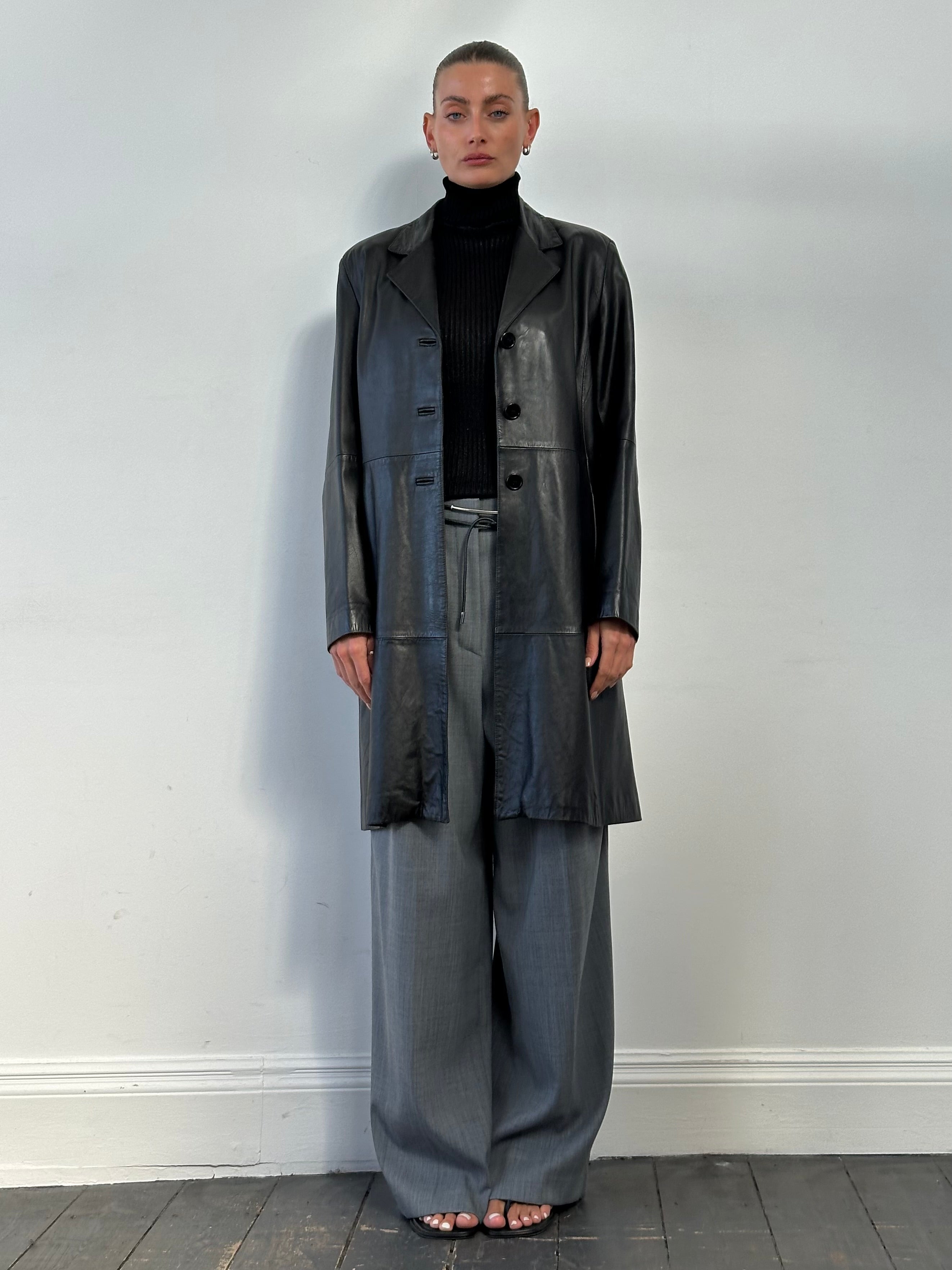 Italian Vintage smooth leather trench coat jacket in size M, showcasing classic design and high-quality craftsmanship.