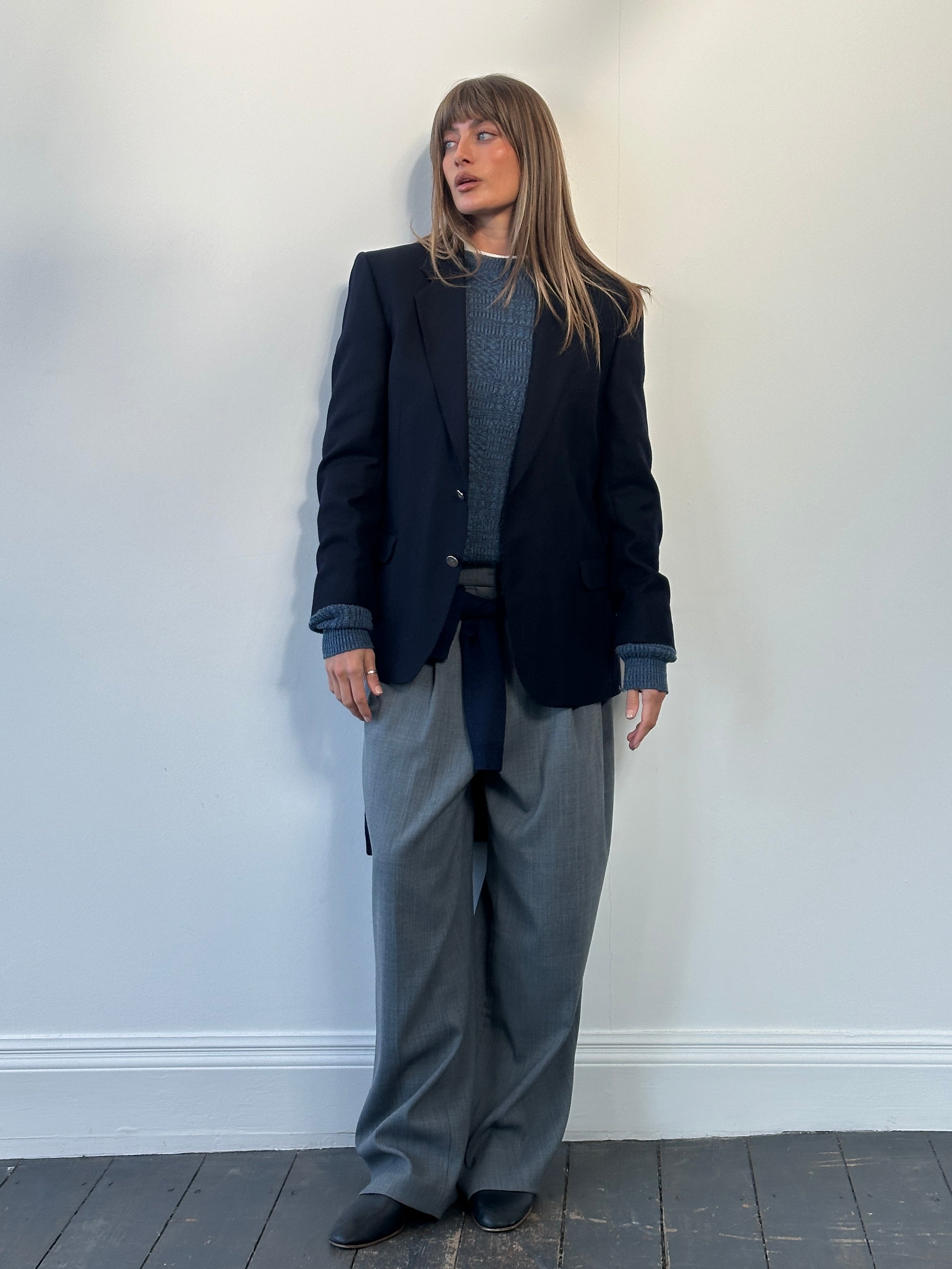 Vintage 1990s pure wool single-breasted blazer in size 38R/M, classic tailored fit with structured lapels and timeless style.