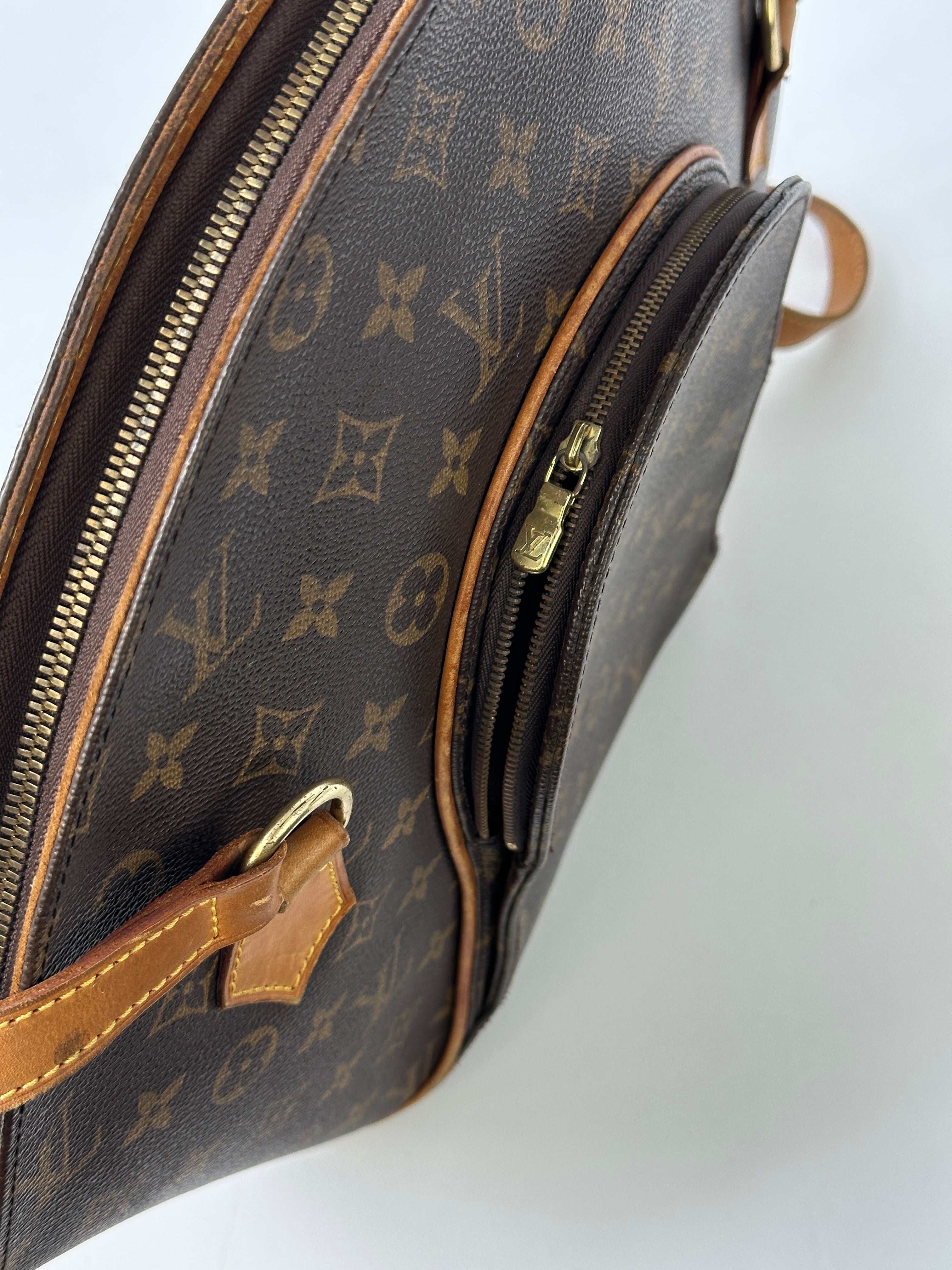 Louis Vuitton 1997 Ellipse Shoulder Bag, stylish designer bag with leather and monogram canvas, featuring a structured shape and shoulder strap.