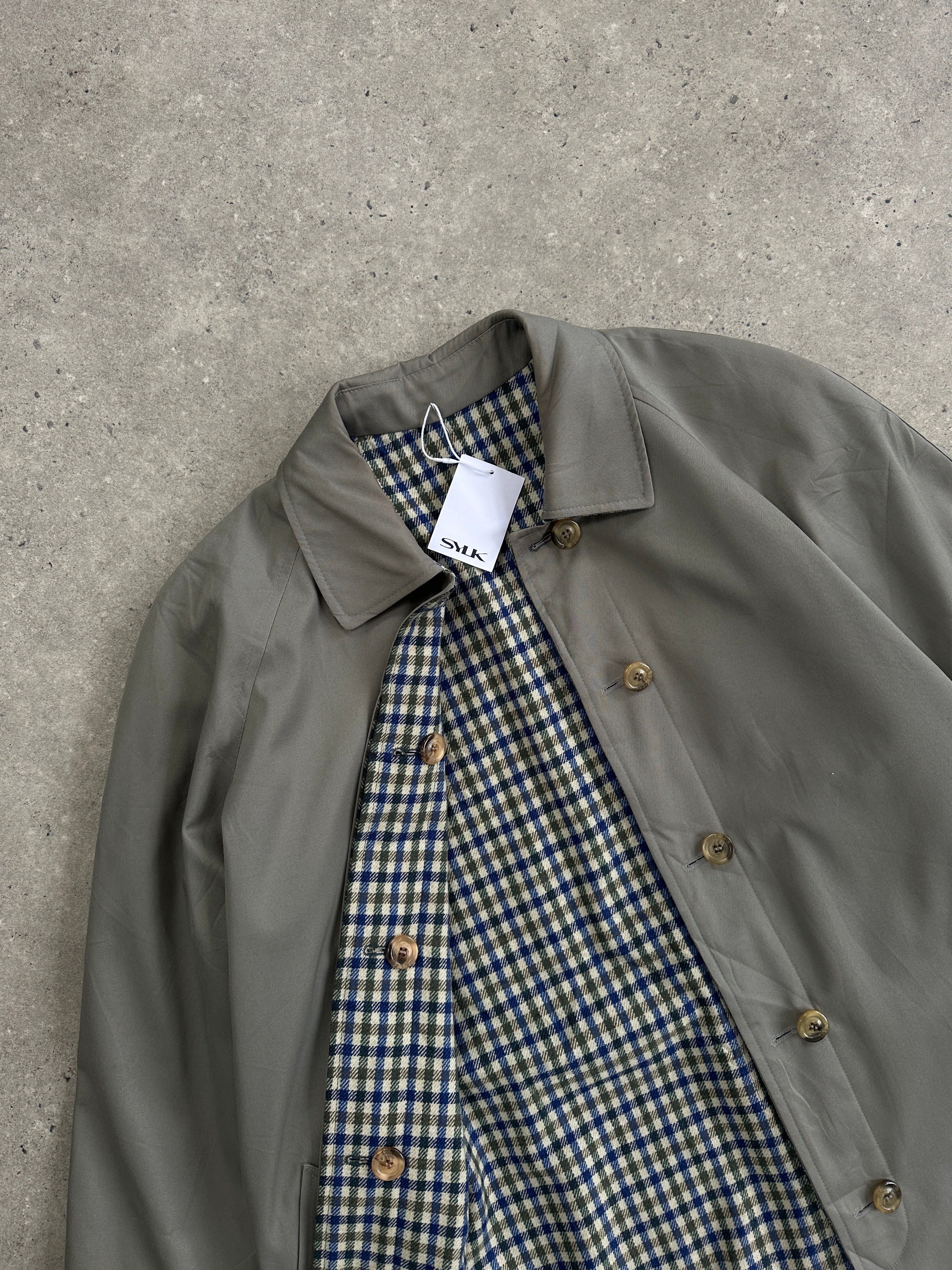 Vintage reversible check trench coat with belt in size M/L, featuring a classic pattern and stylish design.