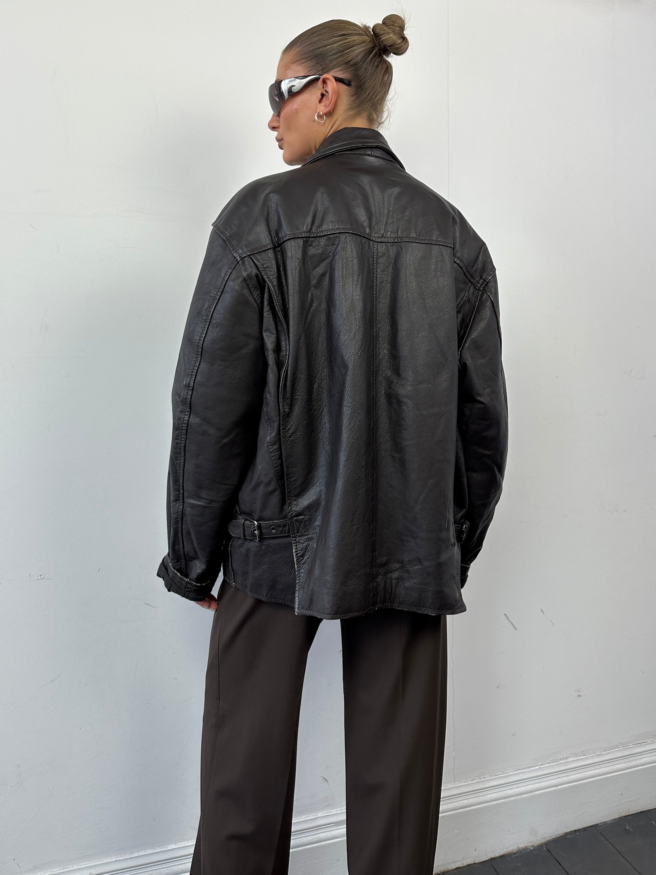 Vintage minimal zip-up leather jacket in size XL, featuring a sleek design and classic leather texture.