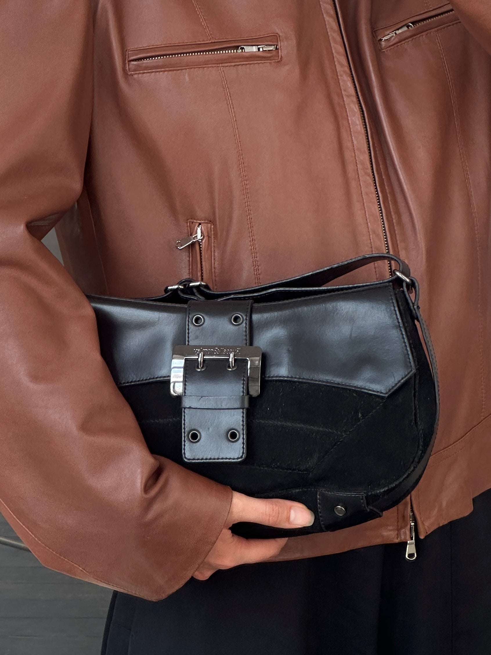 Vintage Russell & Bromley 00s leather and suede shoulder bag with a classic design and adjustable strap.
