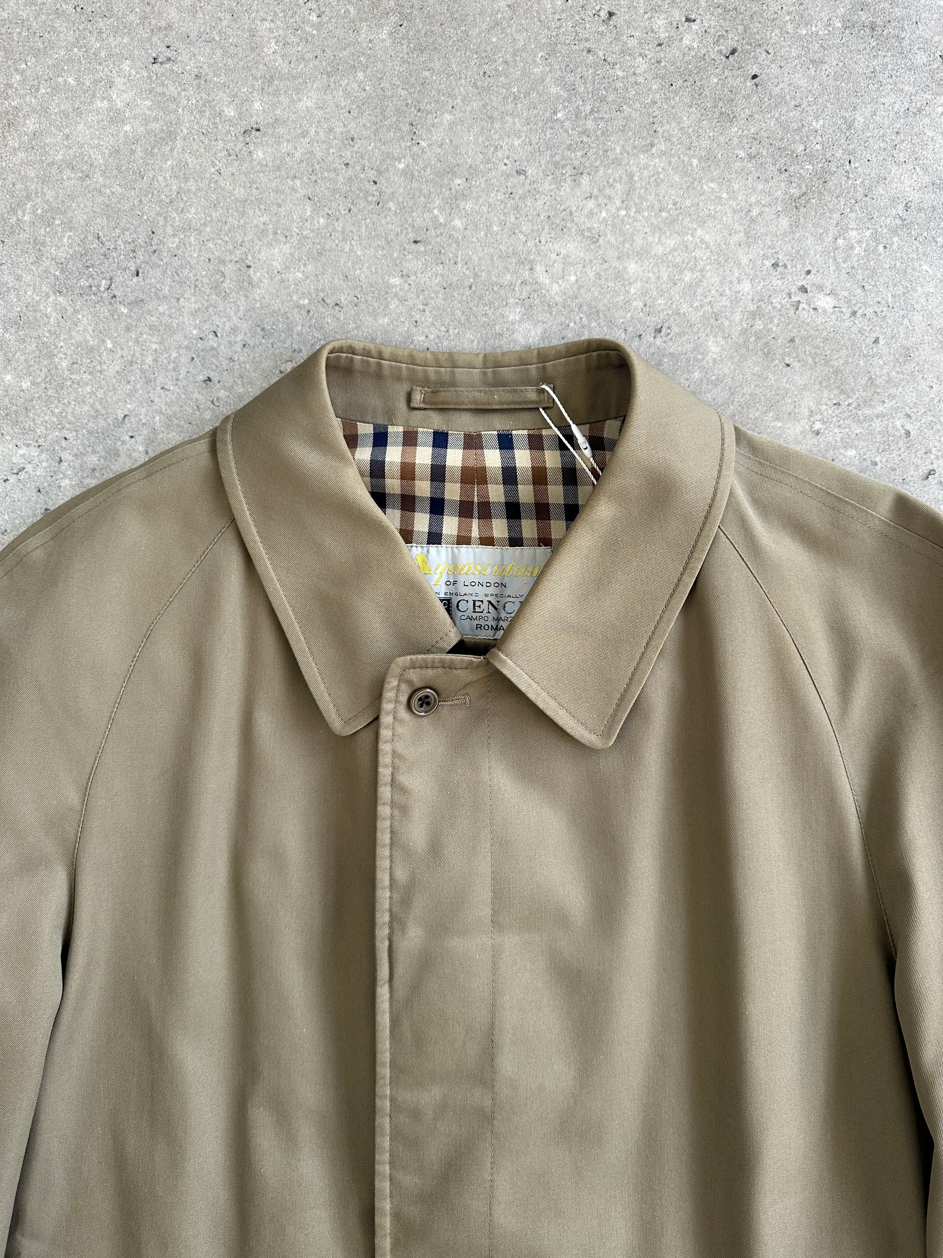 Aquascutum cotton trench coat with concealed placket in size L/XL, featuring classic design and durable fabric.