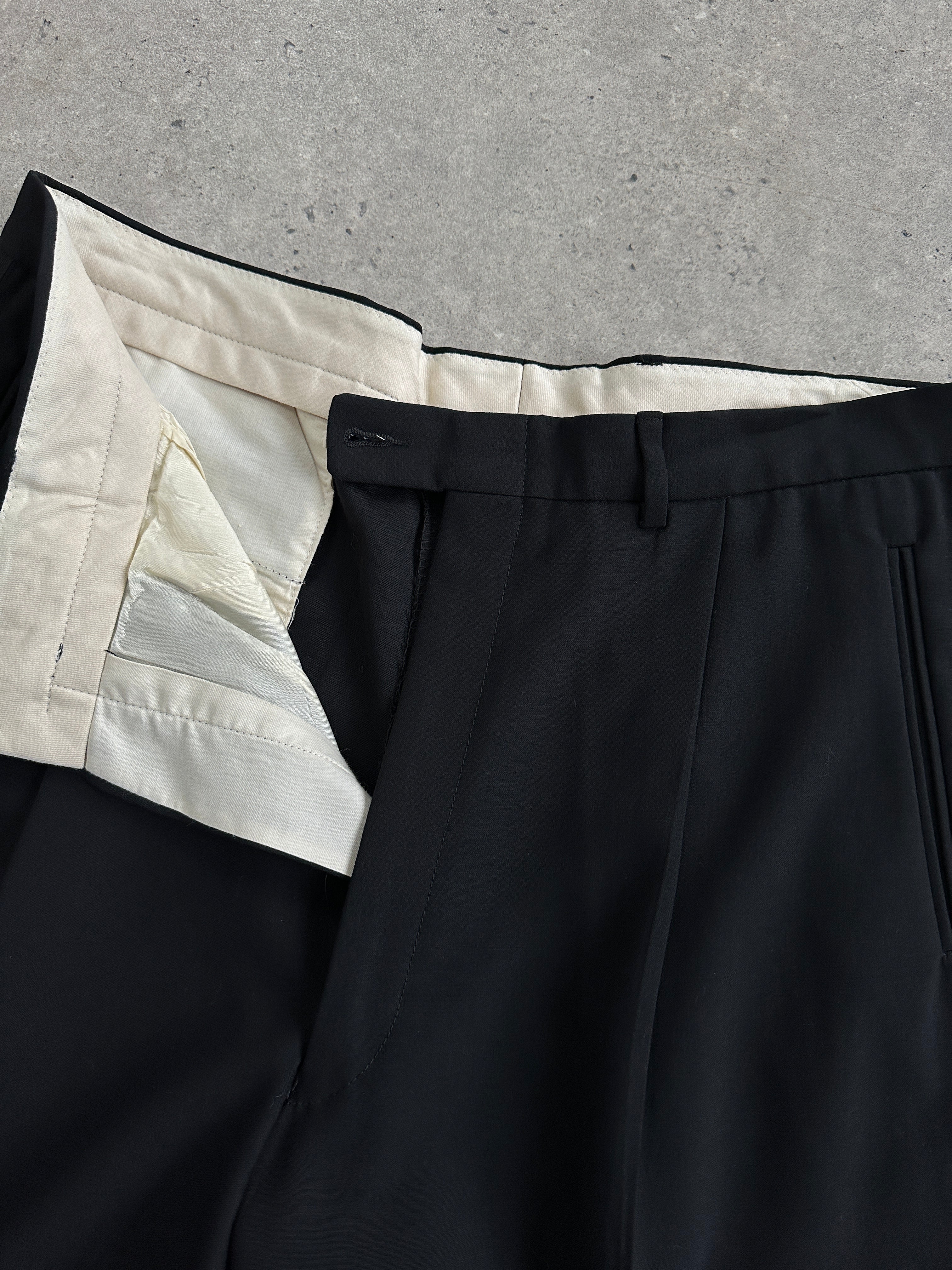 Vintage brand high-waisted straight leg tailored trousers in W32, beige color, with classic fit and clean design.