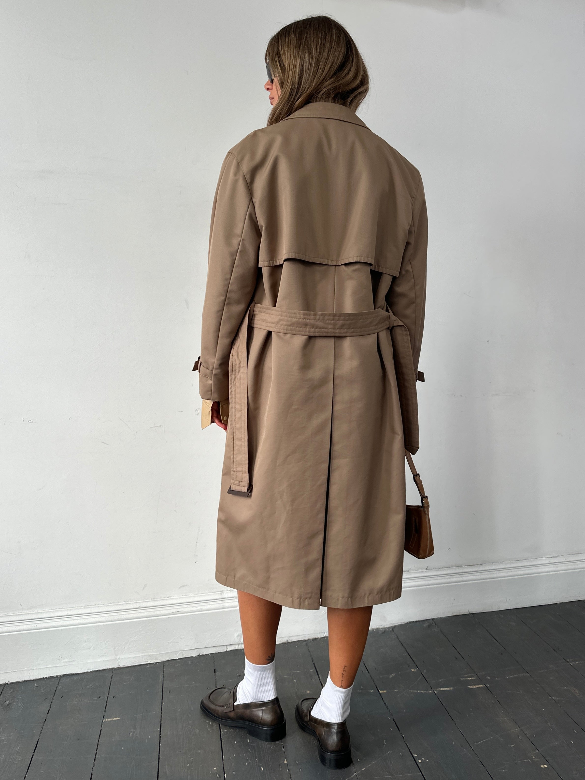 Vintage cotton single-breasted belted trench coat in XL, featuring classic design and neutral color, suitable for stylish weather wear.