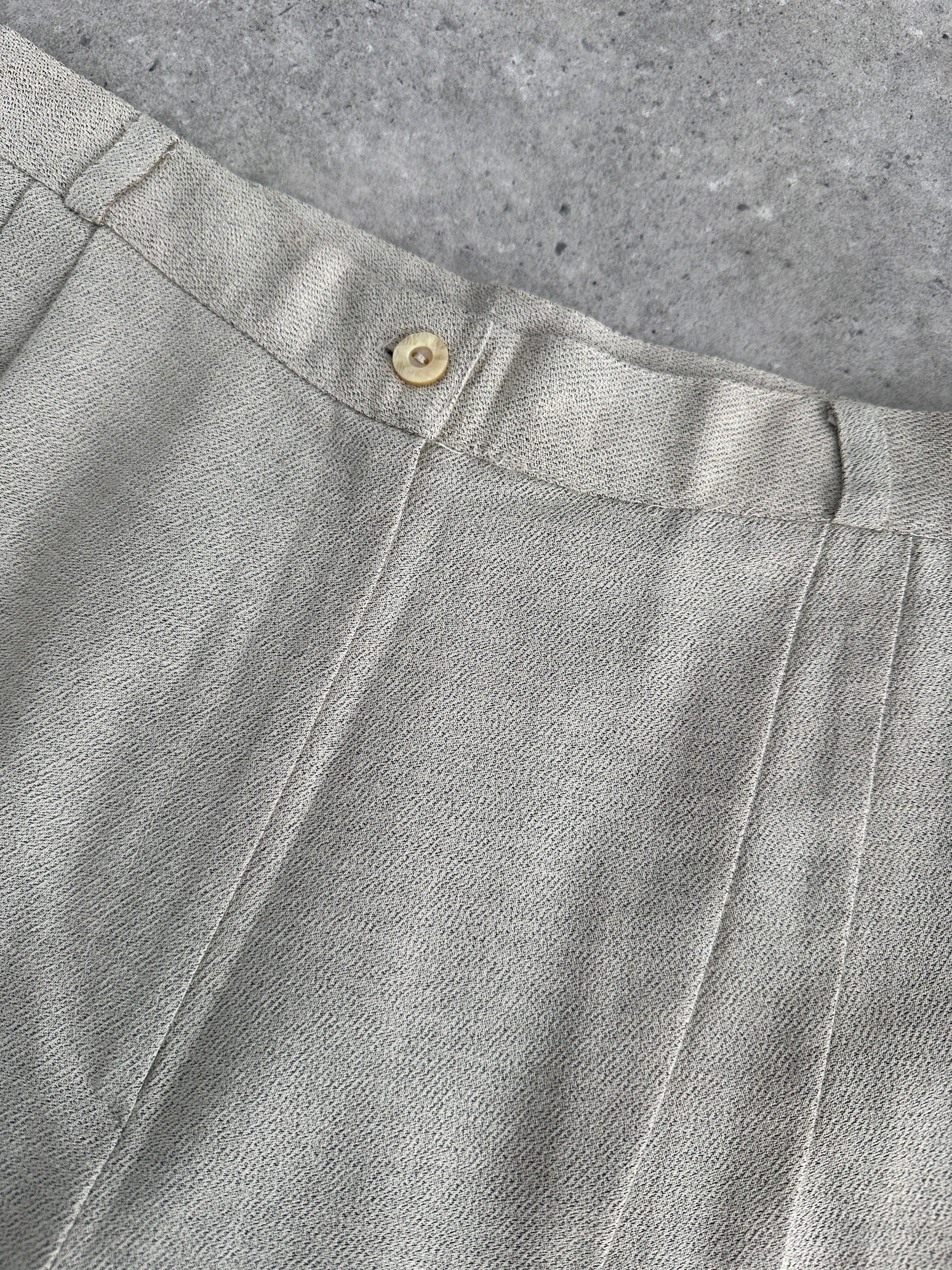 Vintage Italian high waist tapered leg tailored trousers in classic fabric, featuring a fitted waist and relaxed leg fit.