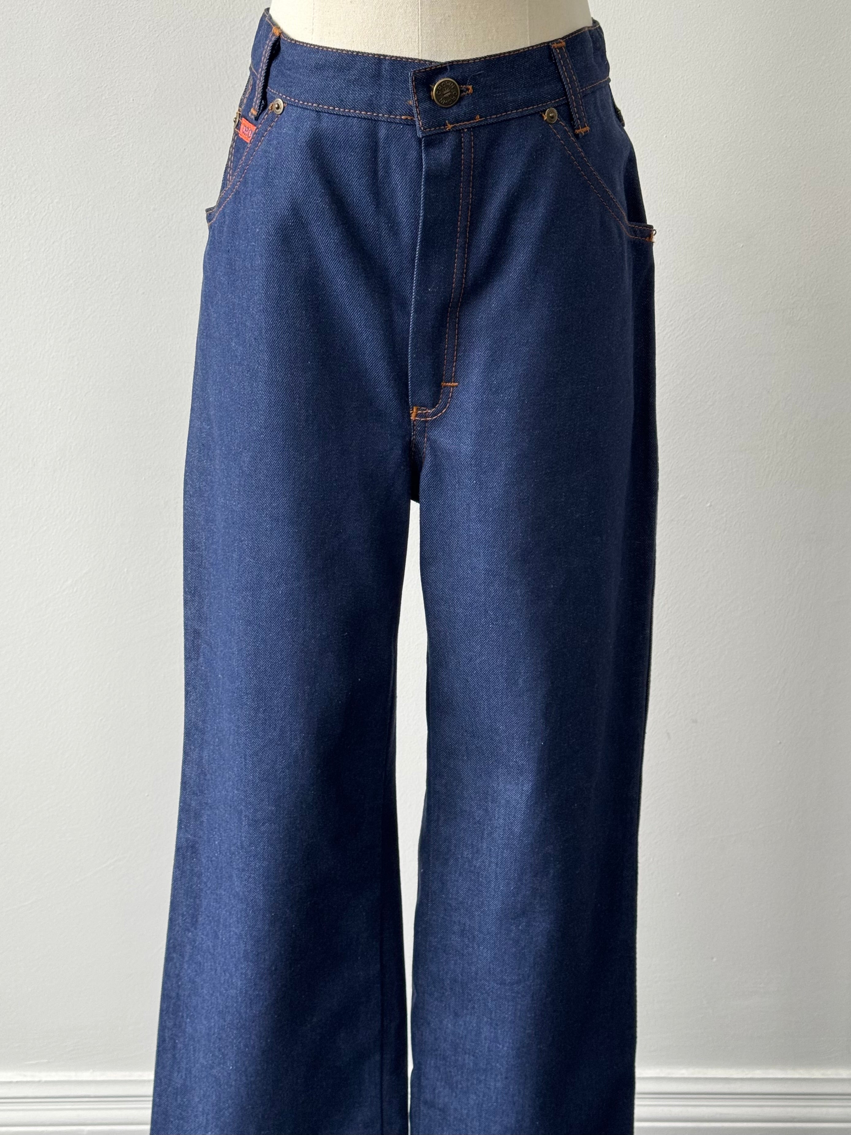 Vintage Italian 1990s high-waisted straight-leg denim jeans, size W28, with classic faded blue wash and vintage details.