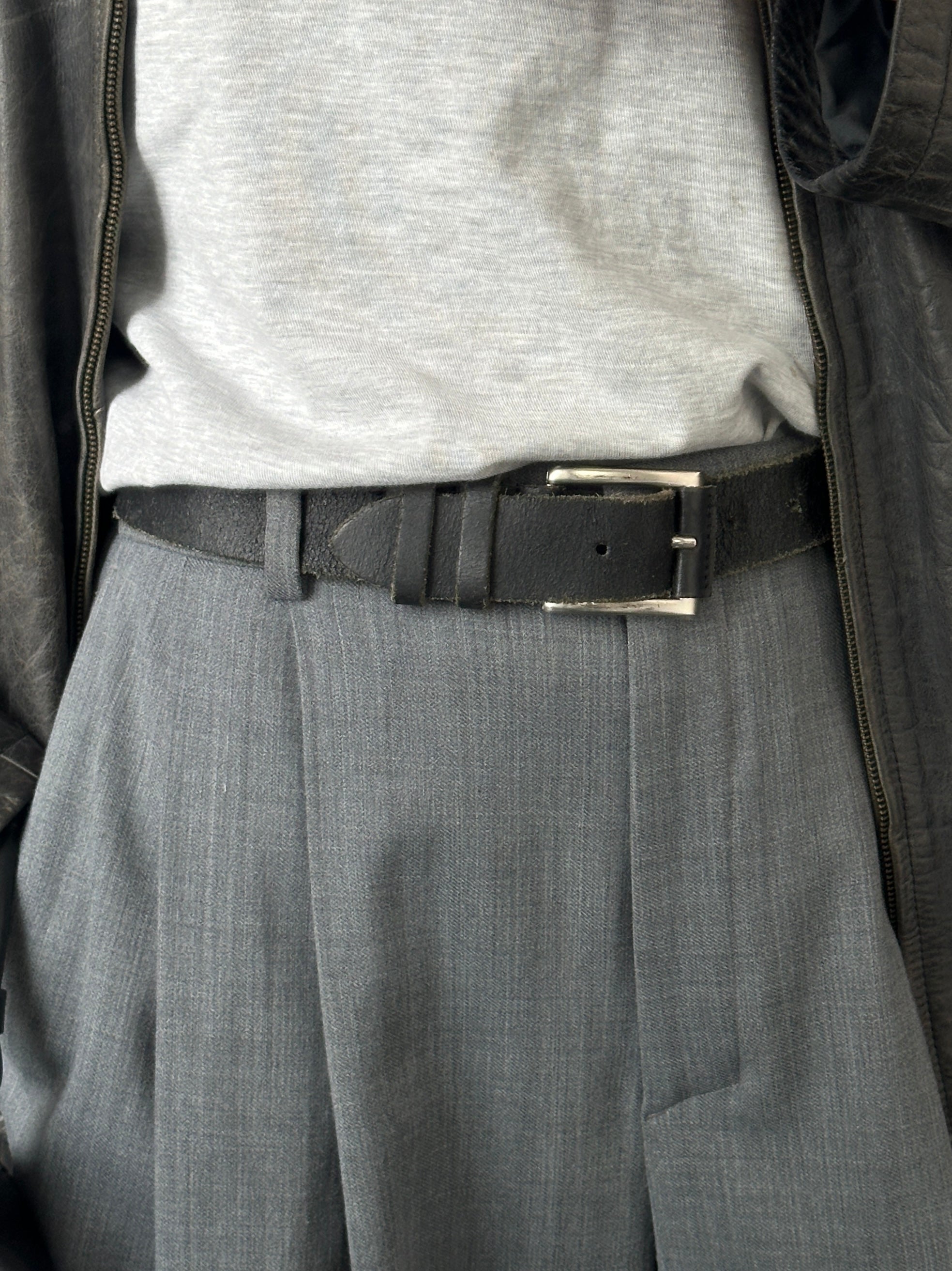 Vintage 1990s chrome distressed leather belt, W27-33, with metal buckle and weathered finish, showcasing retro style and craftsmanship.