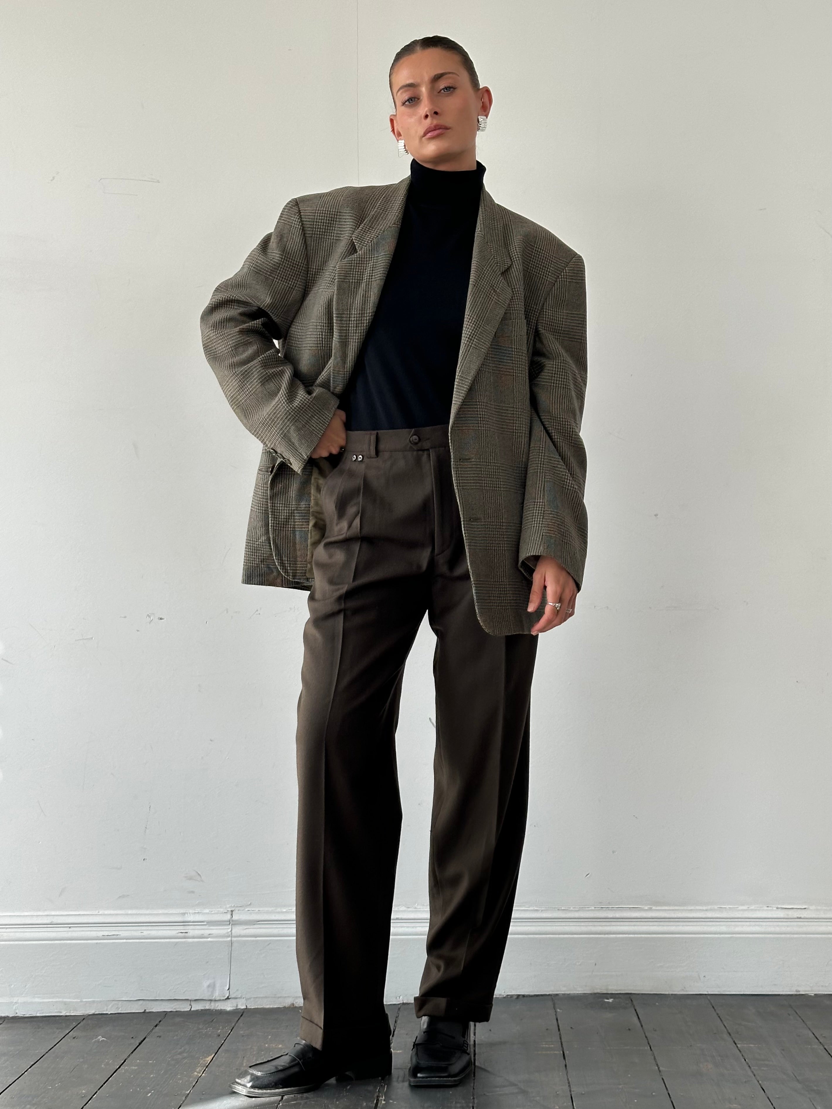 Vintage Italian brushed wool straight leg trousers in size W30, featuring a classic tailored design and neutral color.