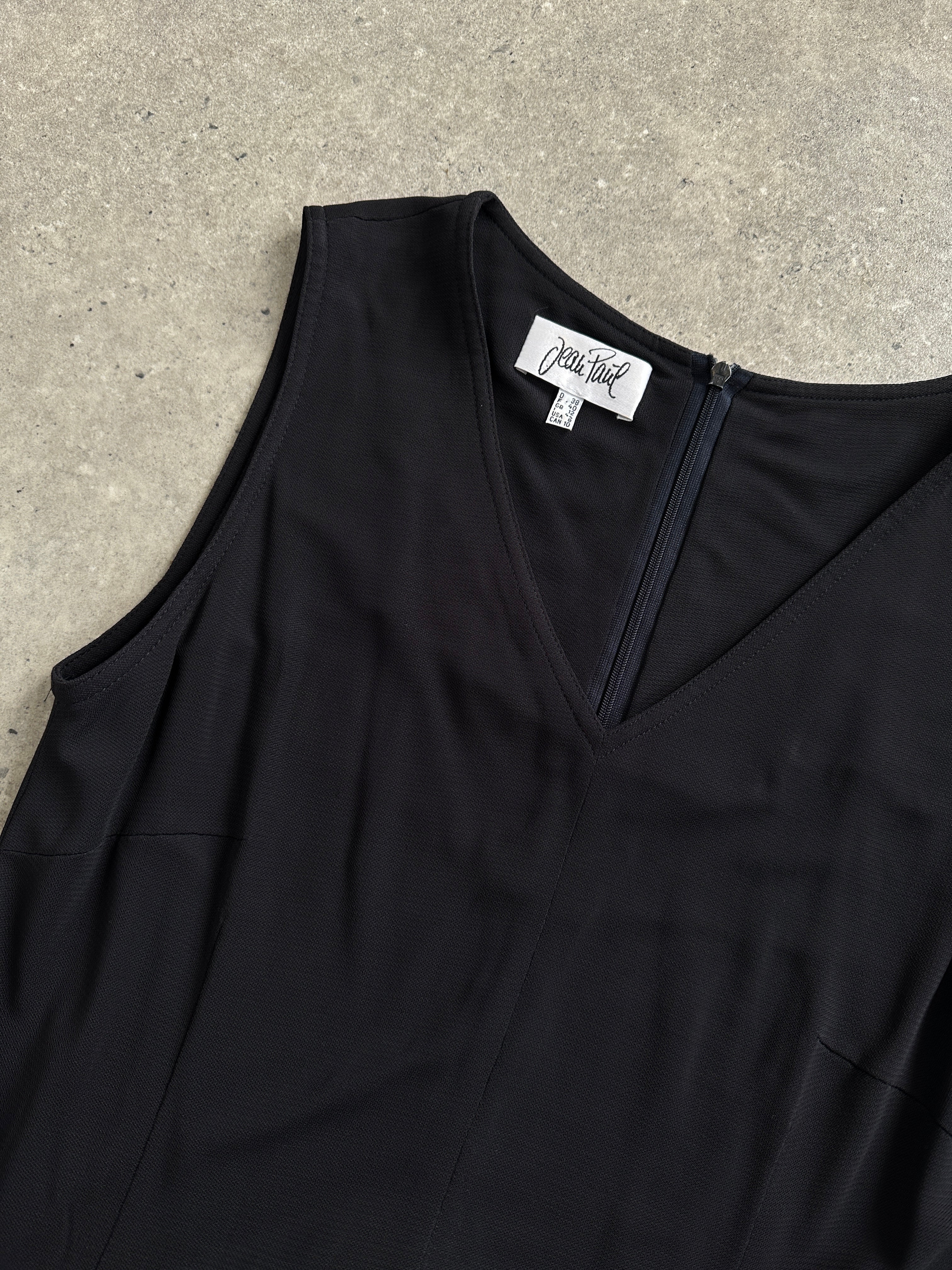 Vintage 80s V-neck stretch jumpsuit in black, showcasing the fitted design and classic style for casual or retro-inspired looks.