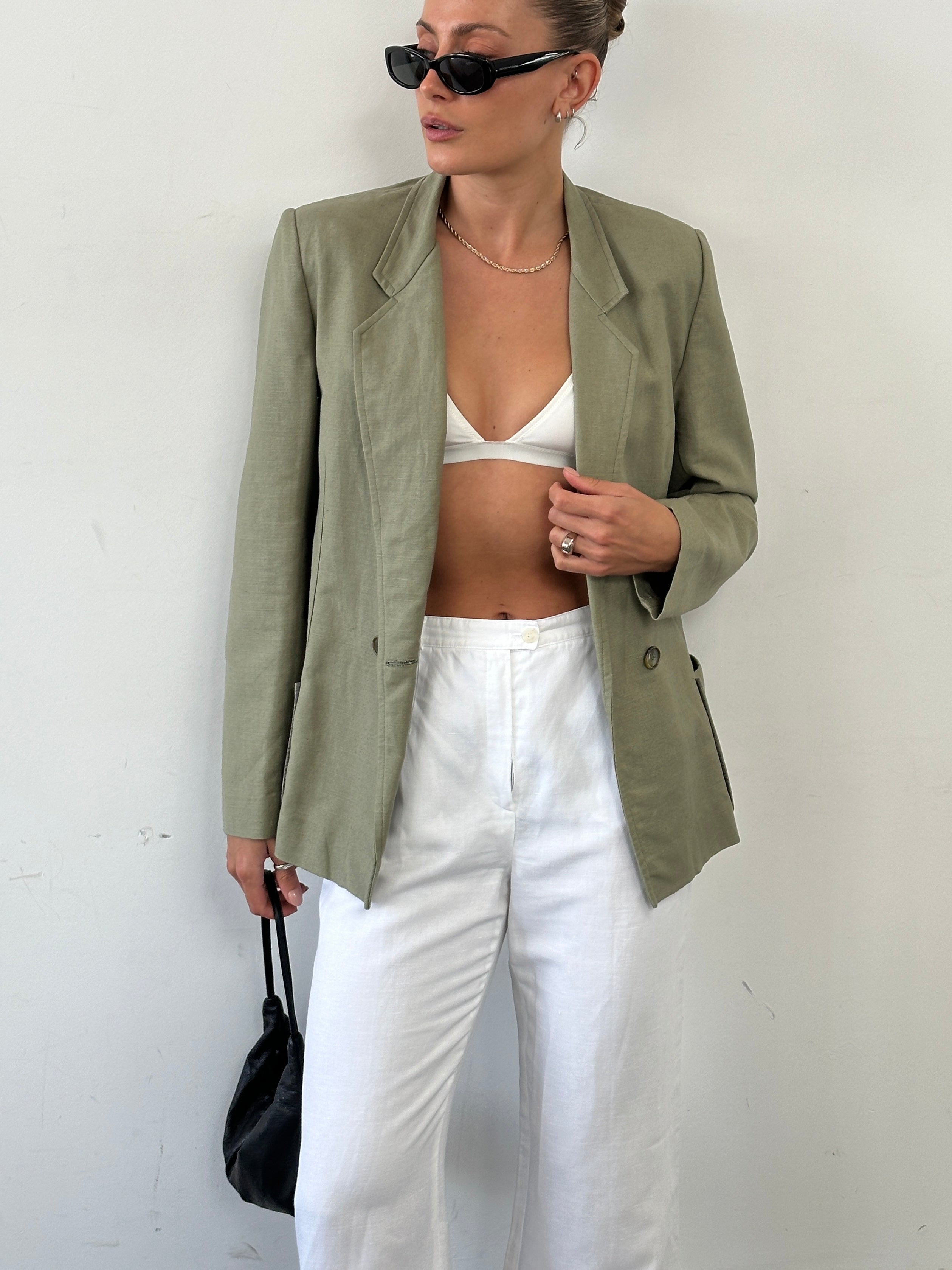 Vintage linen double-breasted blazer in size M, featuring classic tailored design and natural fabric texture.