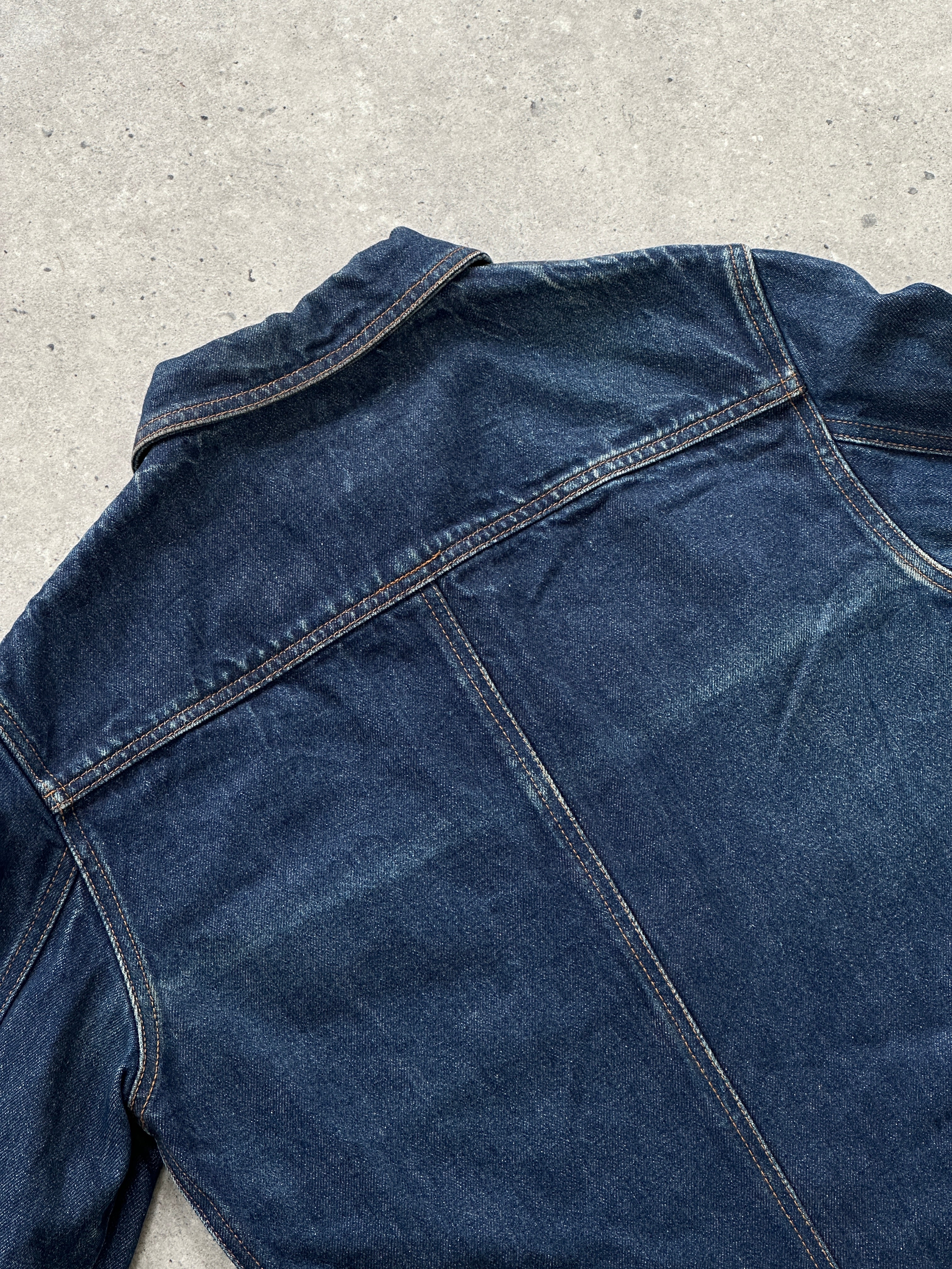 Guess contrast stitch denim jacket in S/M size, featuring classic design with stylish stitching details and button closure.