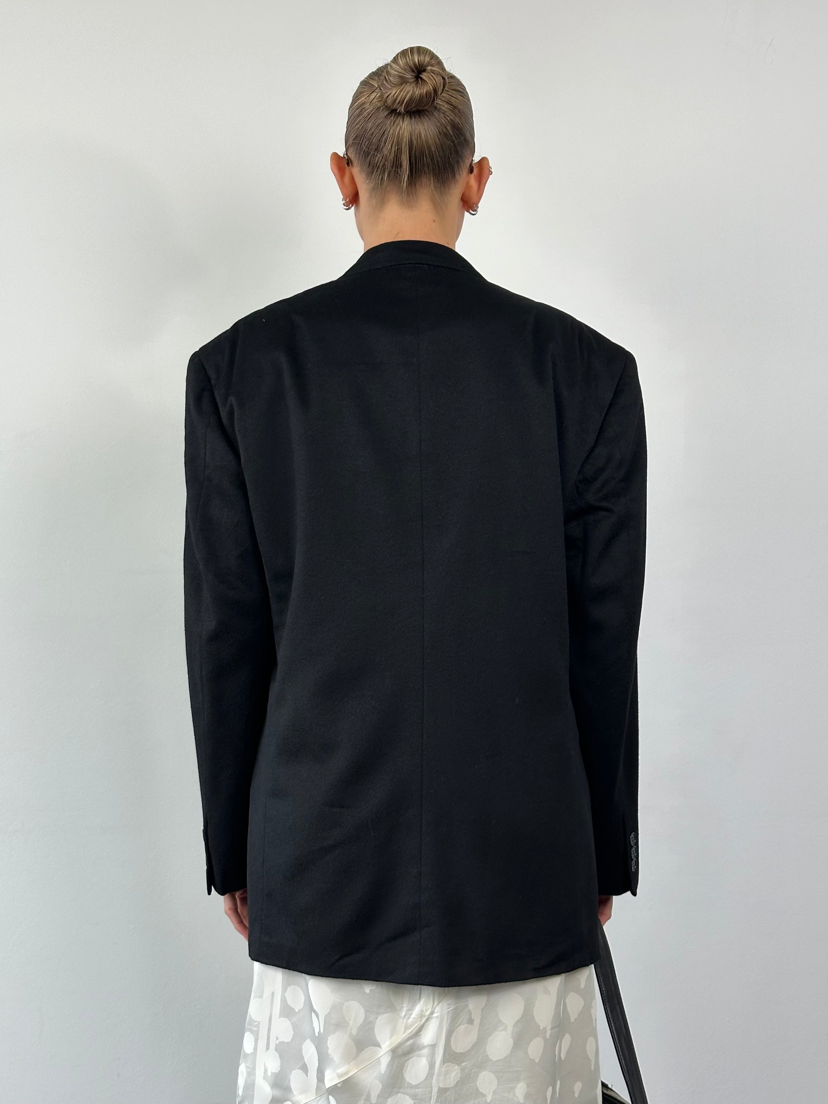 Giorgio Armani Le Collezioni pure cashmere single-breasted blazer in size 40R/L, tailored fit, dark navy color, classic design.