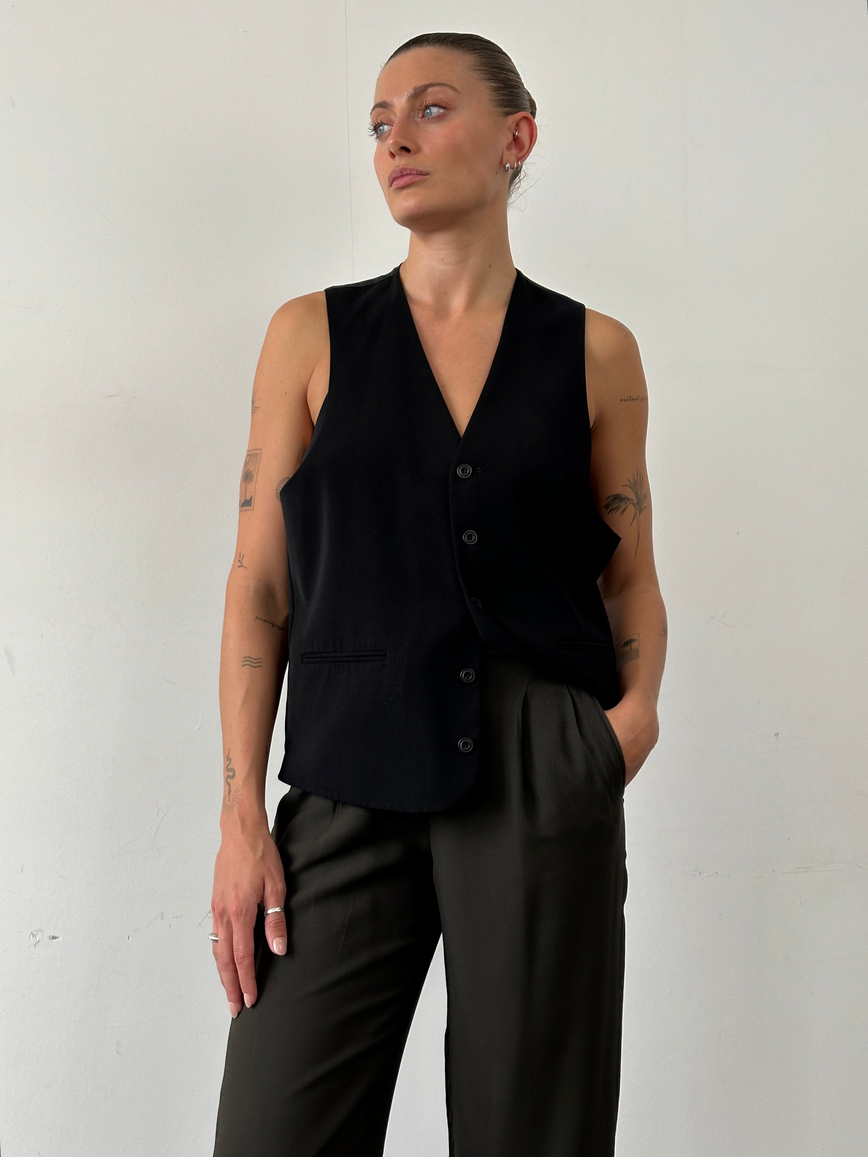 Emporio Armani high-waisted tapered leg tailored trousers in classic fabric, featuring a sleek, modern fit for sophisticated style.