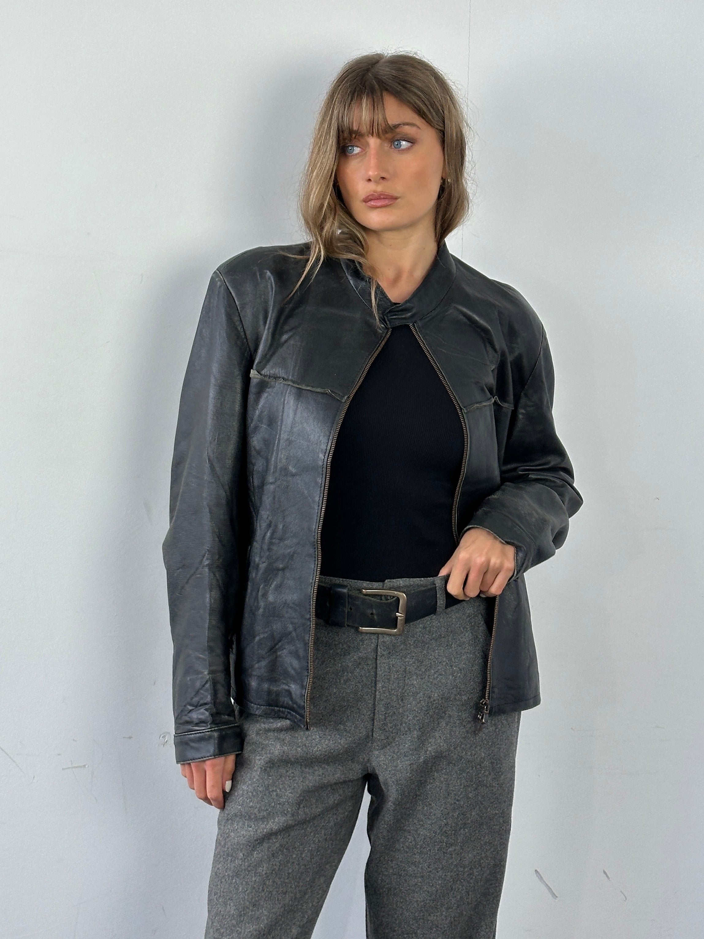 Vintage Italian double zip leather jacket in size M, featuring classic design and high-quality leather craftsmanship.