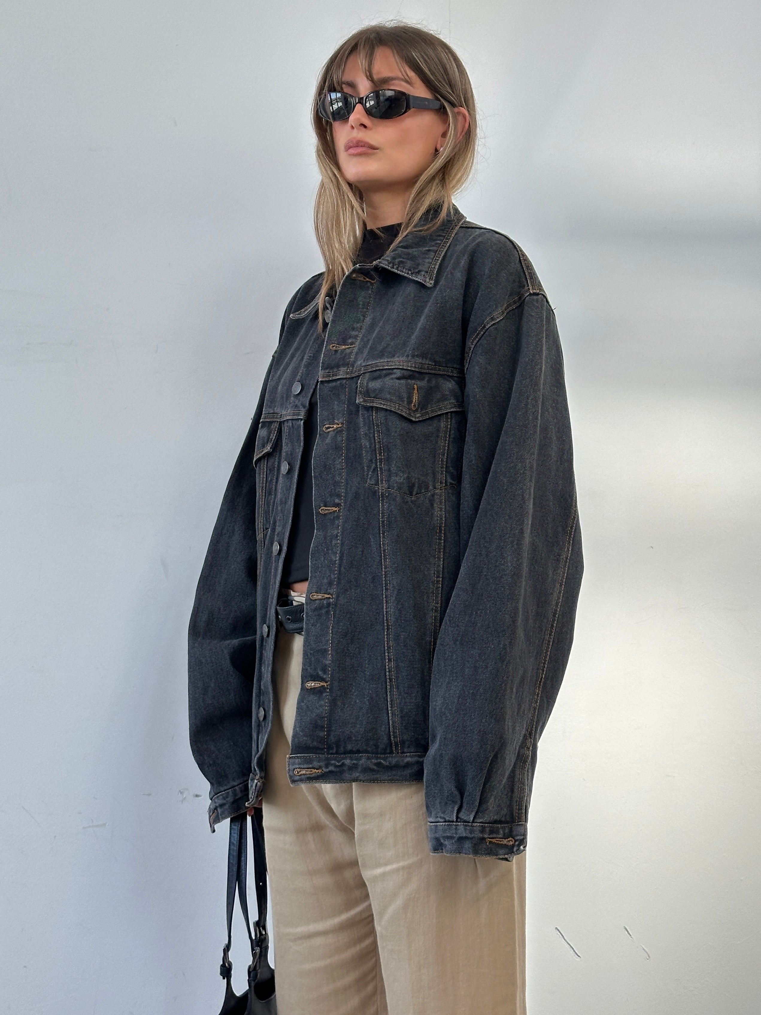 Vintage oversized washed denim jacket in XXL, featuring classic denim texture and distressed details, casual style for everyday wear.