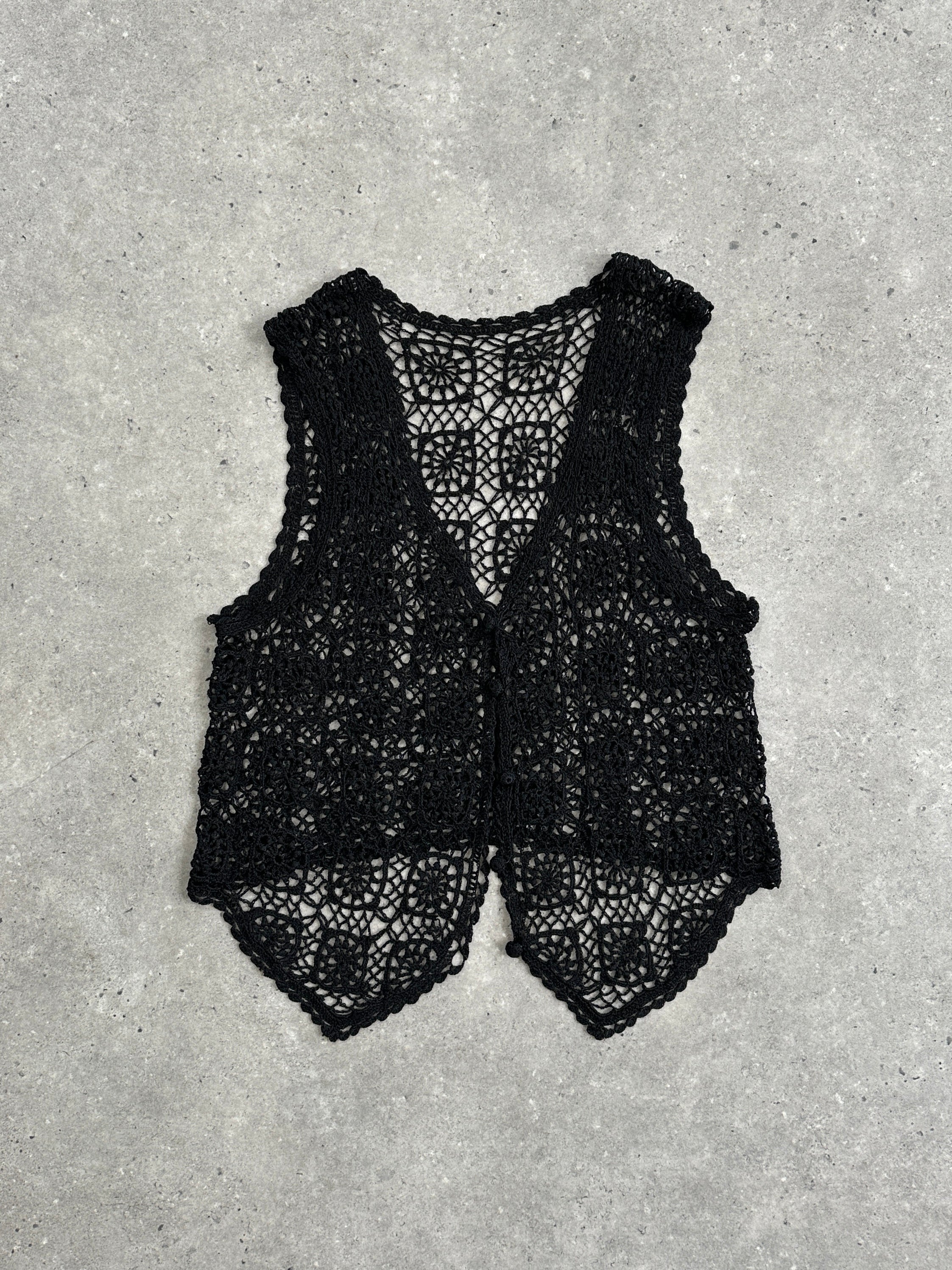 Vintage crochet waistcoat in size M, featuring intricate knit details and classic design, perfect for stylish layered looks.