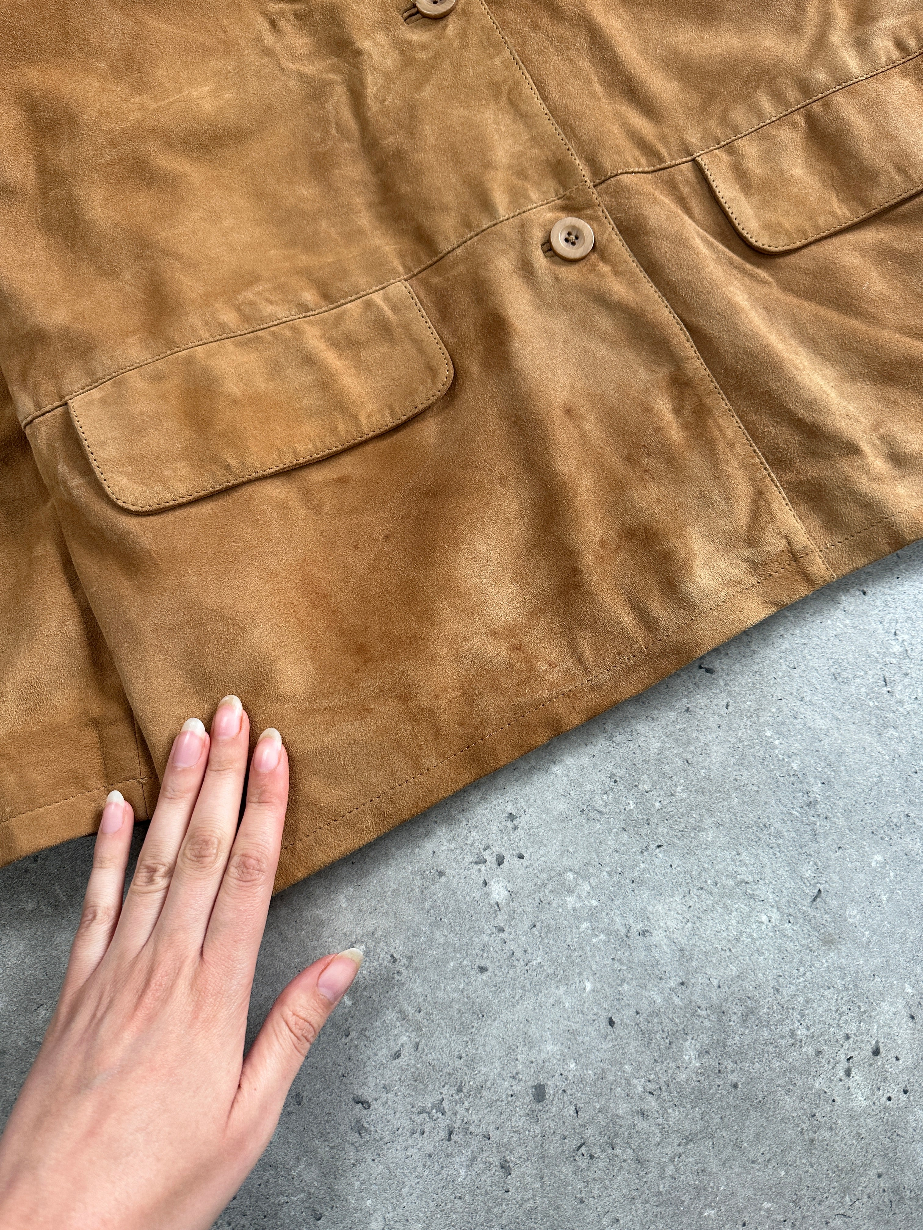 Vintage leather suede jacket in M/L size, stylish and classic, with a worn-in look and detailed stitching.