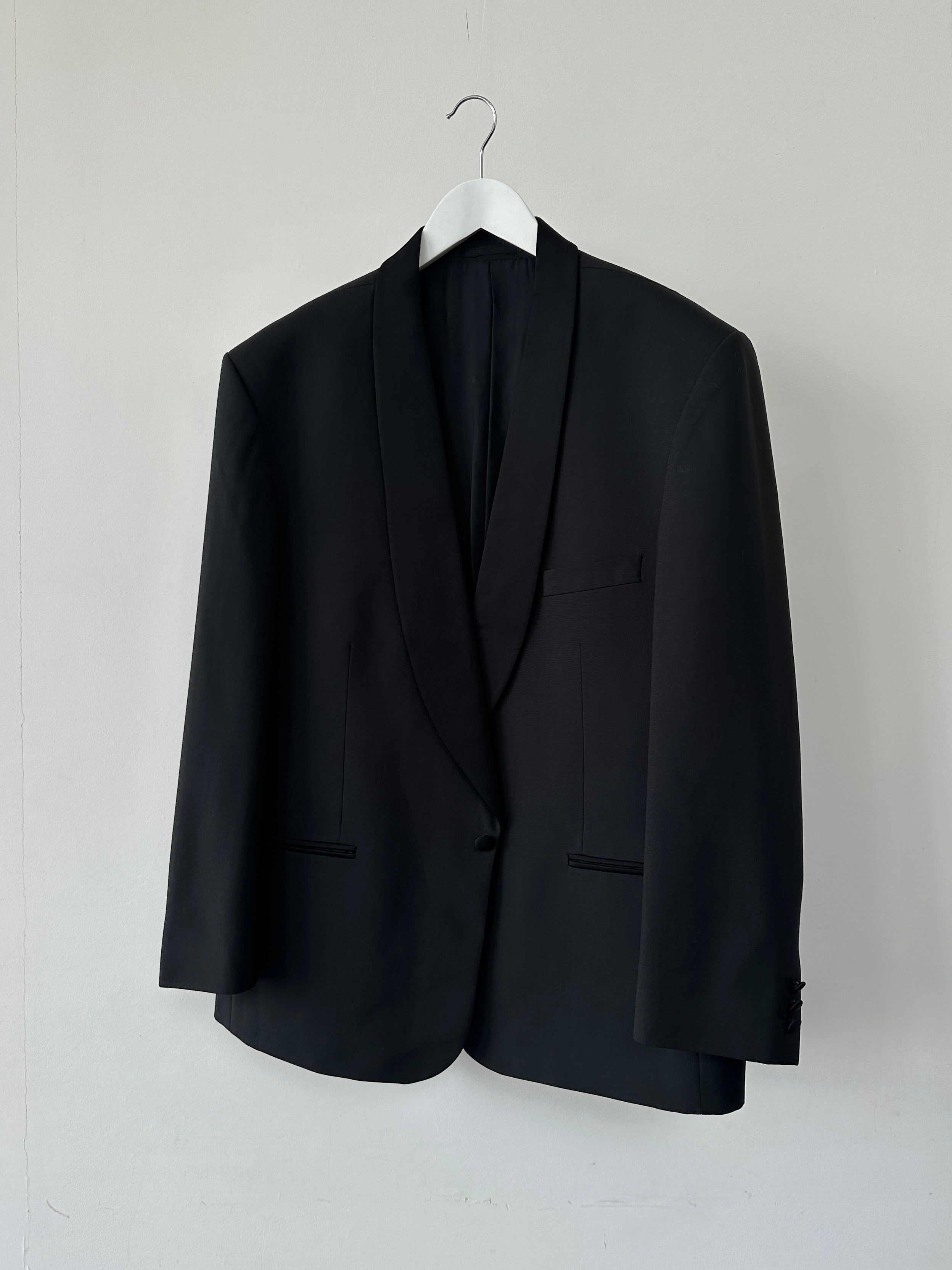 Pierre Cardin single-breasted tuxedo blazer in size 44R/XXL, tailored fit, black formal blazer with satin lapels, front buttons.