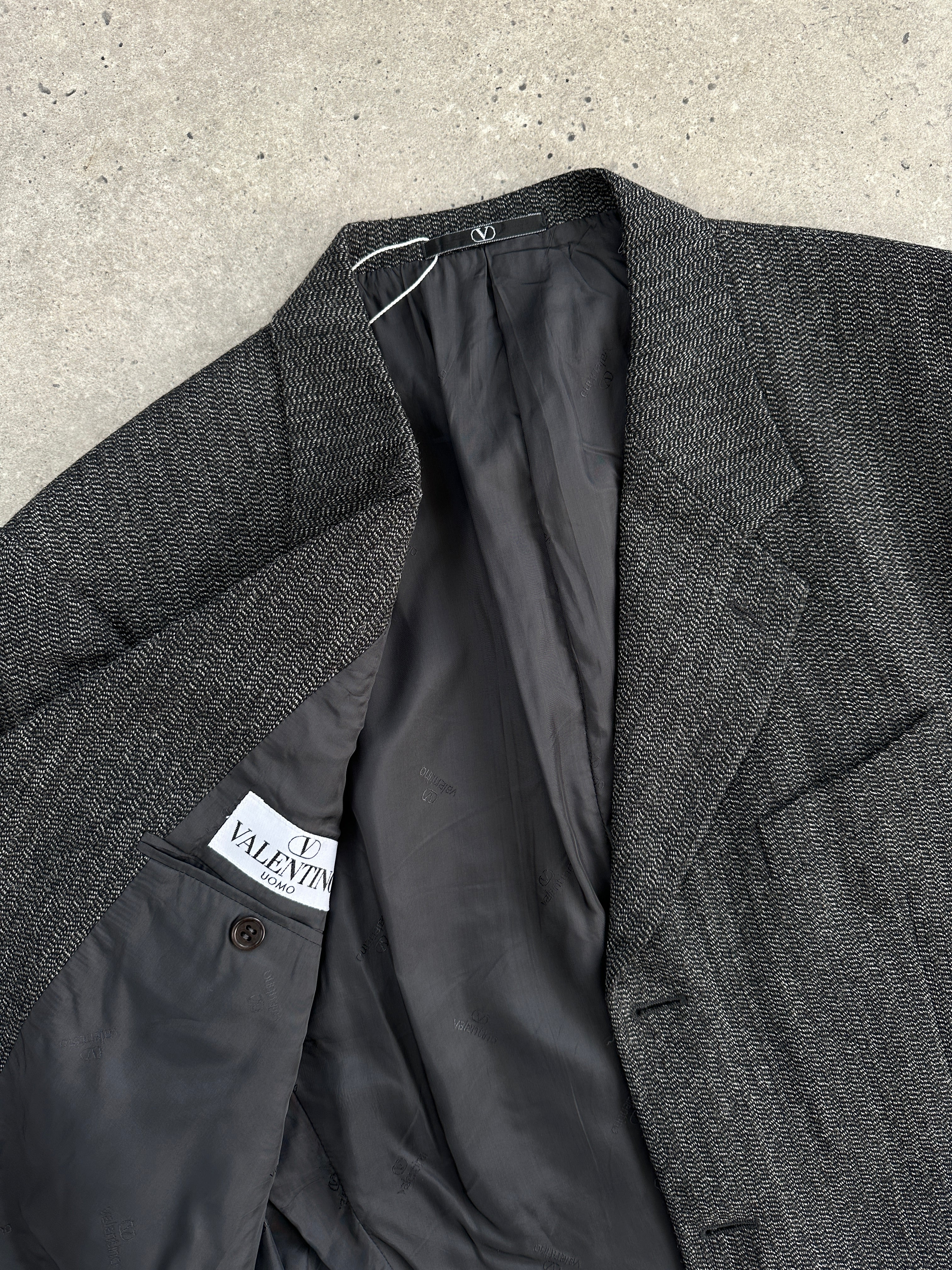 Valentino wool alpaca single-breasted blazer in size 42R/XL, tailored fit with classic lapel and stylish design.